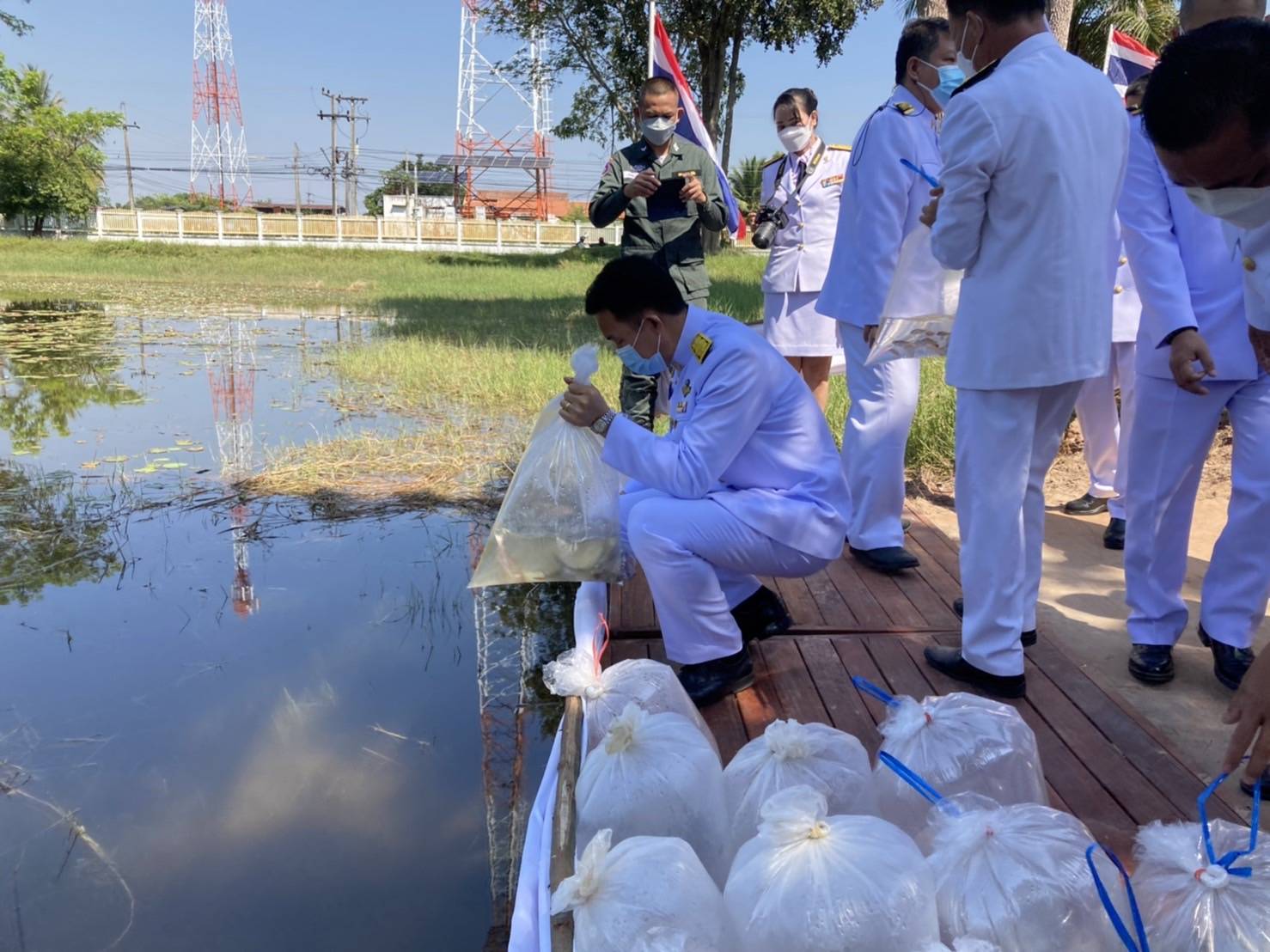   ประมงอำเภอนาจะหลวย ร่วมพิธีถวายราชสักการะเนื่องใน 