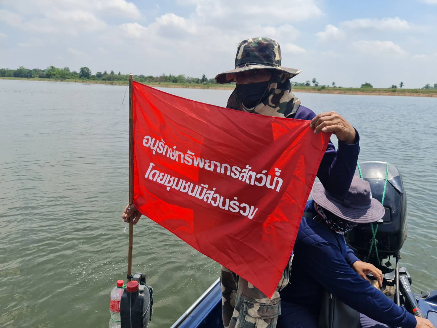 ปฏิบัติงานโครงการเสริมสร้างการมีส่วนร่วมของชุมชนประมง ติดตั้งป้ายโครงการฯ จัดทำทุ่นแนวเขตอนุรักษ์หน้าอ่างเก็บน้ำห้วยยาง บ้านบุตาล ต.ไชยมงคล อ.เมือง จ.นครราชสีมา