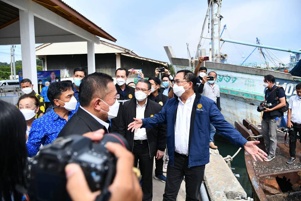 รัฐมนตรีประจำสำนักนายกรัฐมนตรี ได้เดินทางลงพื้นที่ จังหวัดภูเก็ต เพื่อตรวจสอบข้อเท็จจริงและประชุมหารือแนวทางในการแก้ไขปัญหาความเดือดร้อนของสมาคมการประมงแห่งประเทศ..คลิก