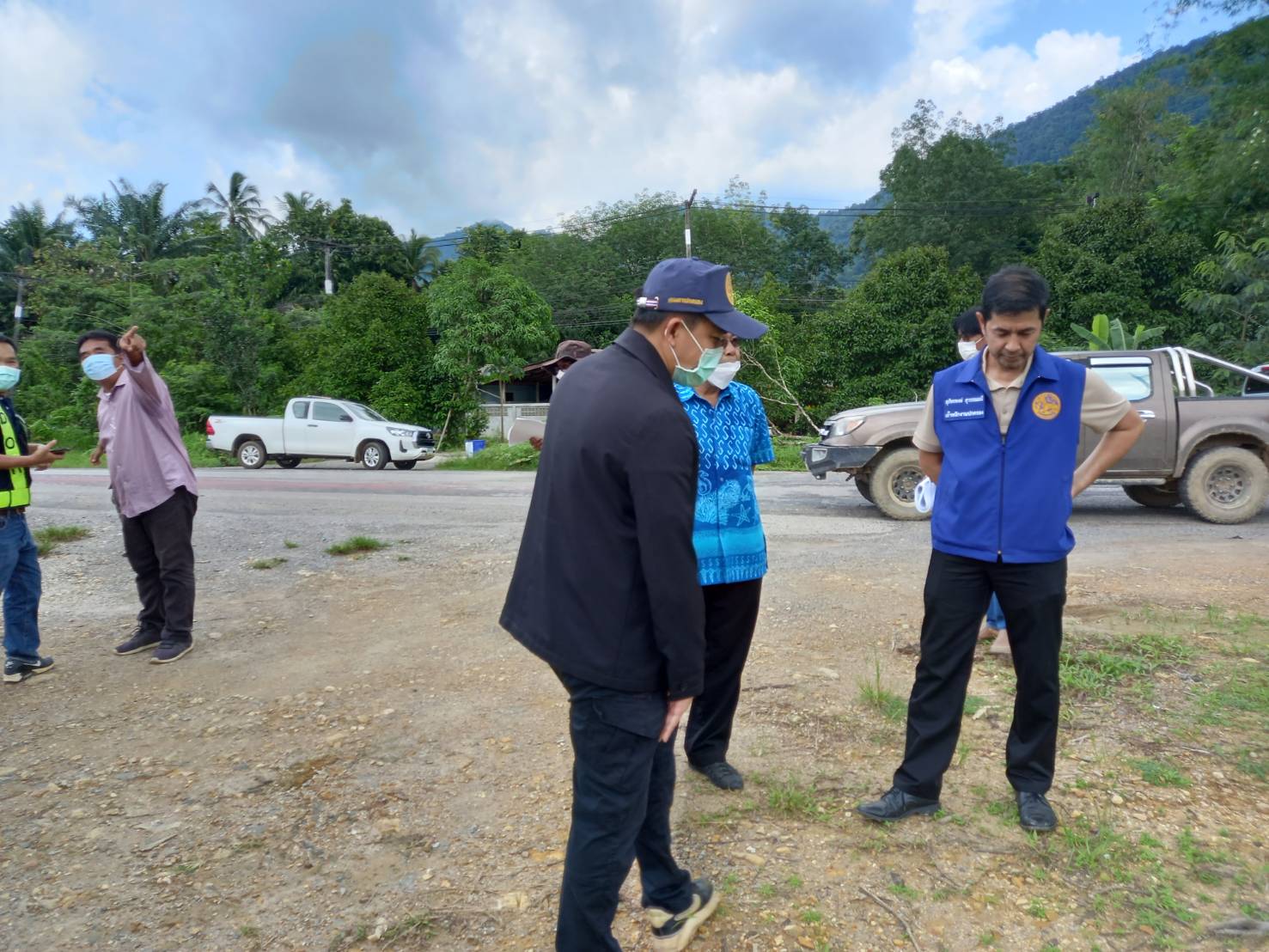 ร่วมกับคณะทำงานตรวจสอบการขออนุญาตปลูกสร้างสิ่งล่วงล้ำลำน้ำจังหวัดพังงา?