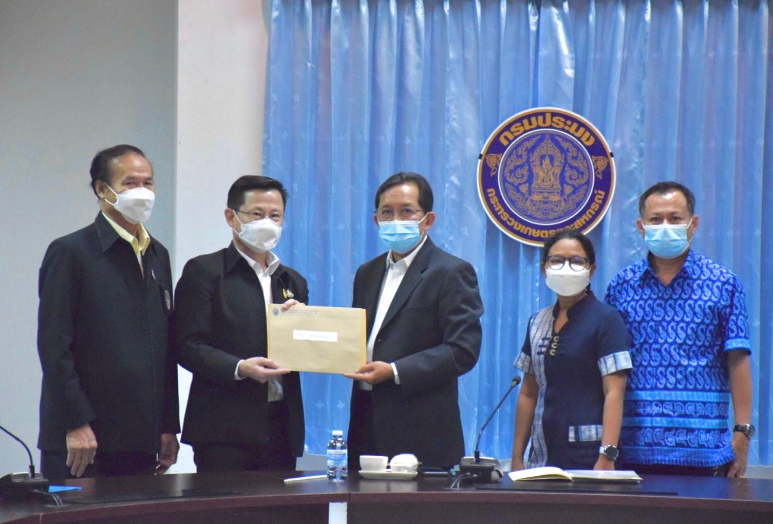 คณะกรรมการบริหารสมาคมการประมงแห่งประเทศไทย ประธานสมาคมการประมงแห่งประเทศไทย เข้าพบ เพื่อแสดงความยินดีเนื่องในโอกาสดำรงตำแหน่งอธิบดีกรมประม..คลิก