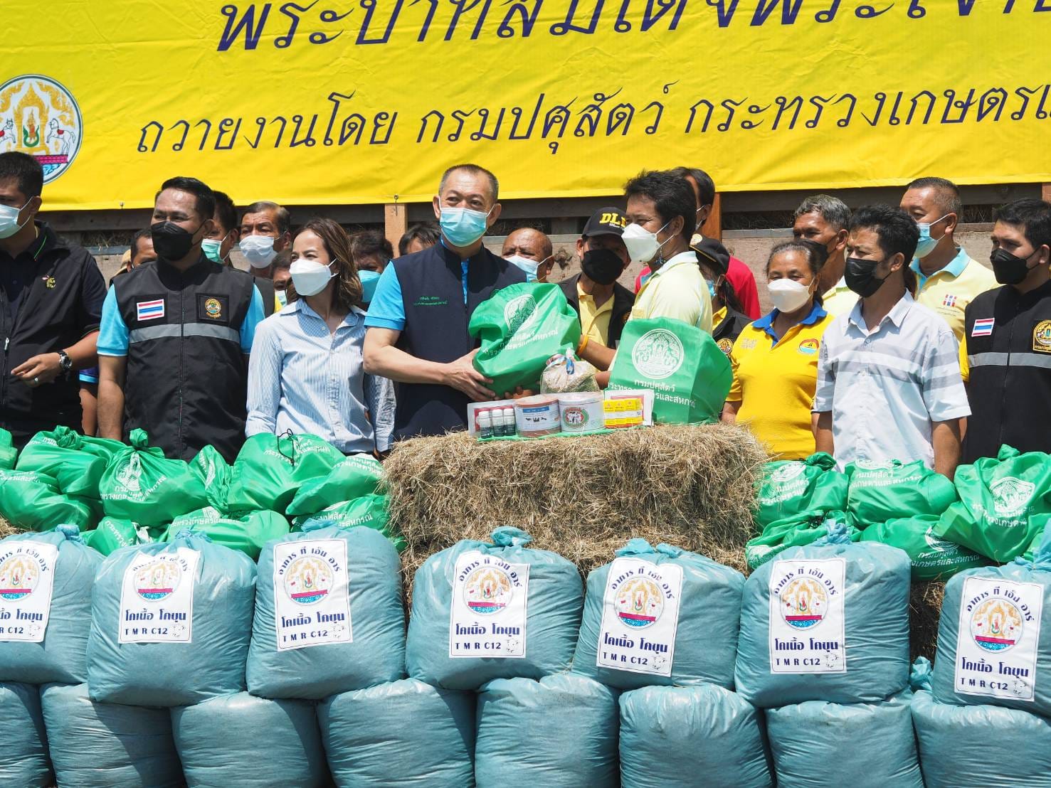 นายเฉลิมชัย สุวรรณรักษ์ อธิบดีกรมประมง และคณะผู้บริหารกรมประมง ลงพื้นที่จังหวัดนครศรีธรรมราช ติดตาม ดร.เฉลิมชัย ศรีอ่อน รัฐมนตรีว่าการกระทรวงเกษตรและสหกรณ์ และคณะผู้บริหารกระทรวงเกษตรและสหกรณ์ ในการตรวจเยี่ยมและมอบสิ่งของช่วยเหลือผู้ประสบอุทกภัยในอำเภอสิชล จังหวัดนครศรีธรรมราช..คลิก