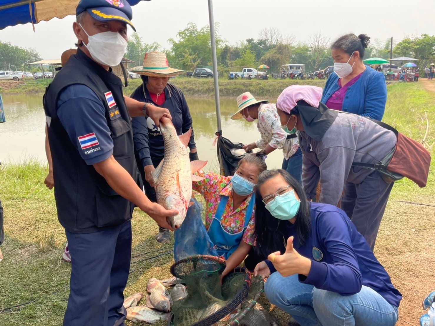 วันที่ 9 เมษายน 2565   ศูนย์วิจัยและพัฒนาการเพาะเลี้ยงสัตว์น้ำจืดหนองคาย กลุ่มบริหารจัดการด้านการประมง สำนักงานประมงจังหวัดบึงกาฬ ประมงอำเภอเซกา ร่วมติดตามและประเมินผลผลิตที่ได้จากการดำเนินโครงการธนาคารผลผลิตสัตว์น้ำแบบมีส่วนร่วม (แหล่งเก่า ปี2563) หนองบ่อ บ้านห้วยเรือ ตำบลเซกา อำเภอเซกา จังหวัดบึงกาฬ โดยคณะกรรมการแหล่งน้ำได้เปิดจำหน่ายขายบัตรจับปลา 2 ประเภท คือ 1. บัตรประเภทแห ราคา 200 บาท และ 2.บัตรประเภท ยอยก ราคา 300 บาท  ชนิดปลาที่จับได้ เช่น ปลาตะเพียนขาว,ปลาจีน,ปลานิล ปลาไน ปลายี่สกเทศ เป็นต้น รายได้ที่ได้จากการขายบัตรจับปลาในครั้งนี้ คณะกรรมการจะนำไปปันผลให้กับสมาชิกโครงการฯ ตามกฎ/กติกาของแหล่งน้ำ
