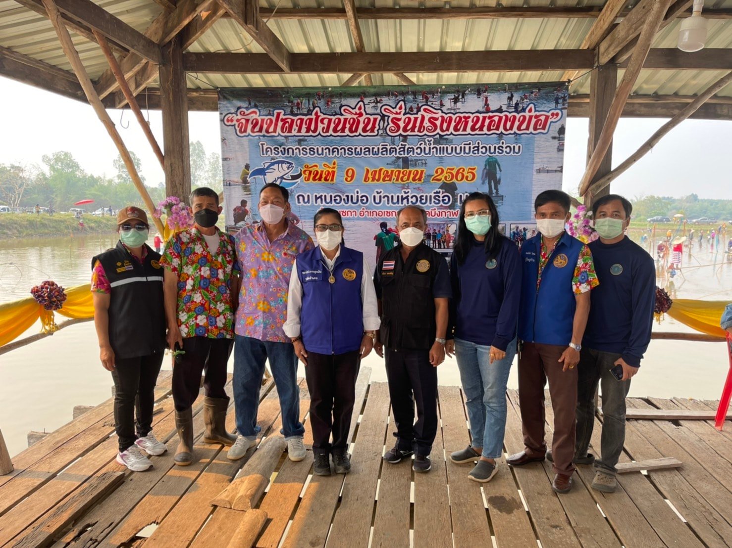 วันที่ 9 เมษายน 2565   ศูนย์วิจัยและพัฒนาการเพาะเลี้ยงสัตว์น้ำจืดหนองคาย กลุ่มบริหารจัดการด้านการประมง สำนักงานประมงจังหวัดบึงกาฬ ประมงอำเภอเซกา ร่วมติดตามและประเมินผลผลิตที่ได้จากการดำเนินโครงการธนาคารผลผลิตสัตว์น้ำแบบมีส่วนร่วม (แหล่งเก่า ปี2563) หนองบ่อ บ้านห้วยเรือ ตำบลเซกา อำเภอเซกา จังหวัดบึงกาฬ โดยคณะกรรมการแหล่งน้ำได้เปิดจำหน่ายขายบัตรจับปลา 2 ประเภท คือ 1. บัตรประเภทแห ราคา 200 บาท และ 2.บัตรประเภท ยอยก ราคา 300 บาท  ชนิดปลาที่จับได้ เช่น ปลาตะเพียนขาว,ปลาจีน,ปลานิล ปลาไน ปลายี่สกเทศ เป็นต้น รายได้ที่ได้จากการขายบัตรจับปลาในครั้งนี้ คณะกรรมการจะนำไปปันผลให้กับสมาชิกโครงการฯ ตามกฎ/กติกาของแหล่งน้ำ..คลิก