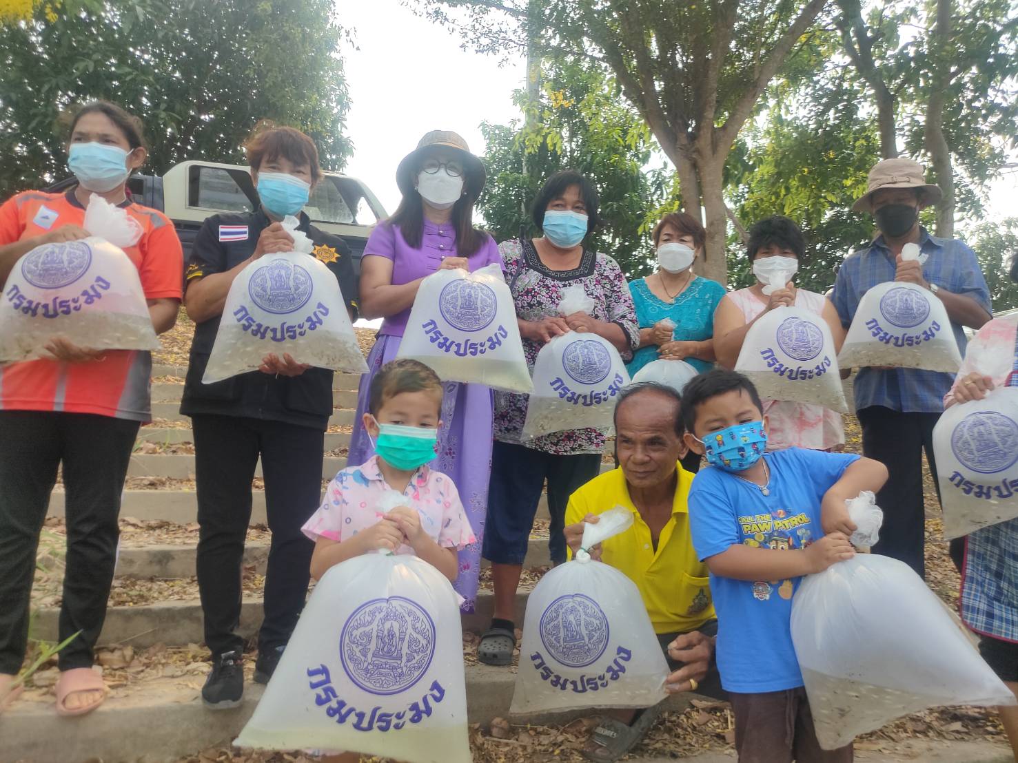 นางสาวจิระภา โพธิ์ศรี ผอ.ศูนย์ฯอ่างทอง ร่วมกับผู้ใหญ่บ้านและประชาชนปล่อยปลาตะเพียนขาว จำนวน 10,000 ตัว และลูกกุ้งก้ามกราม จำนวน 5,000 ตัว