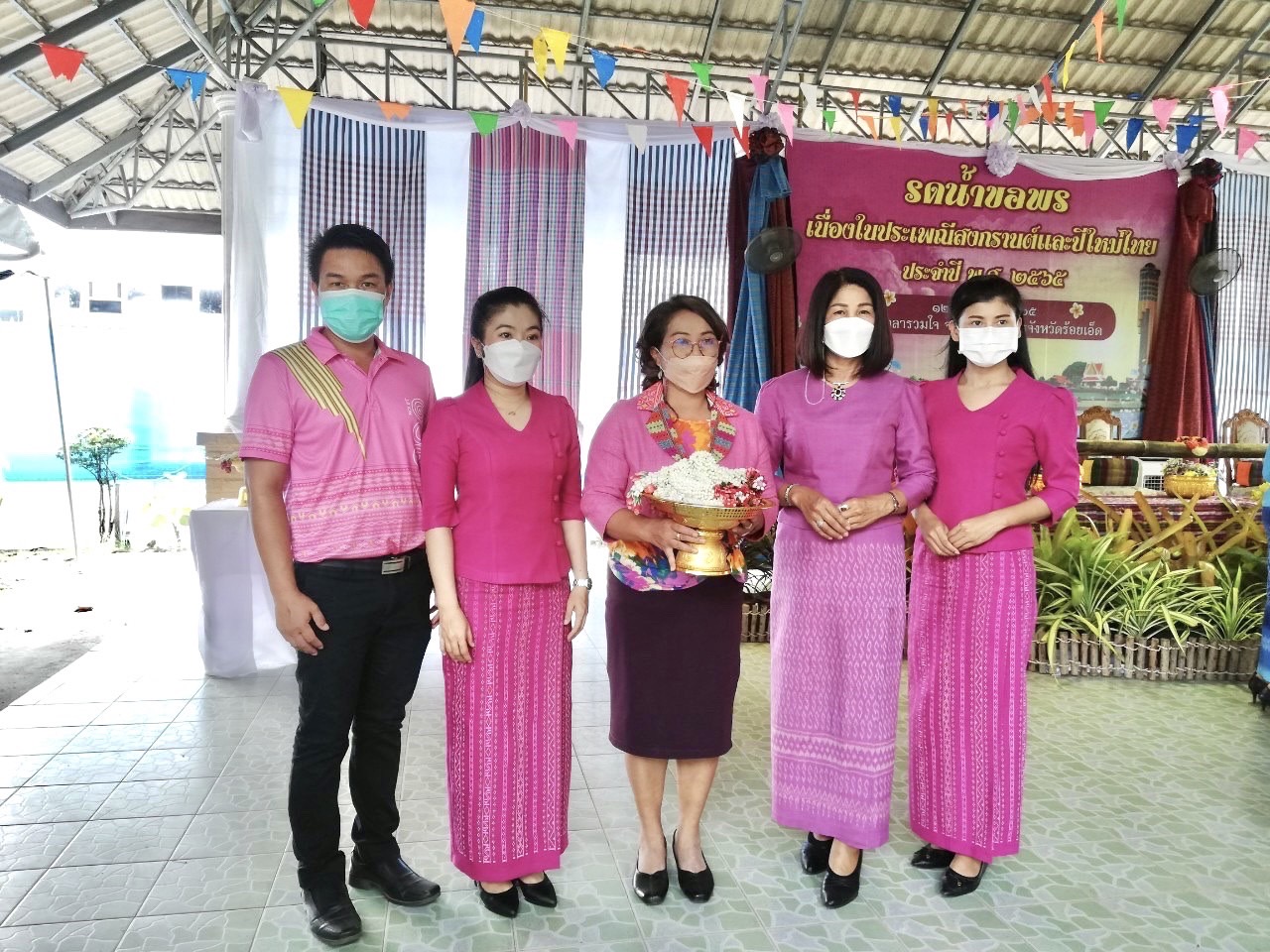 รดน้ำดำหัวนายภูสิต  สมจิตต์ ผู้ว่าราชการจังหวัดร้อยเอ็ด เนื่องในประเพณีสงกรานต์และปีใหม่ไทย ประจำปี ๒๕๖๕..คลิก