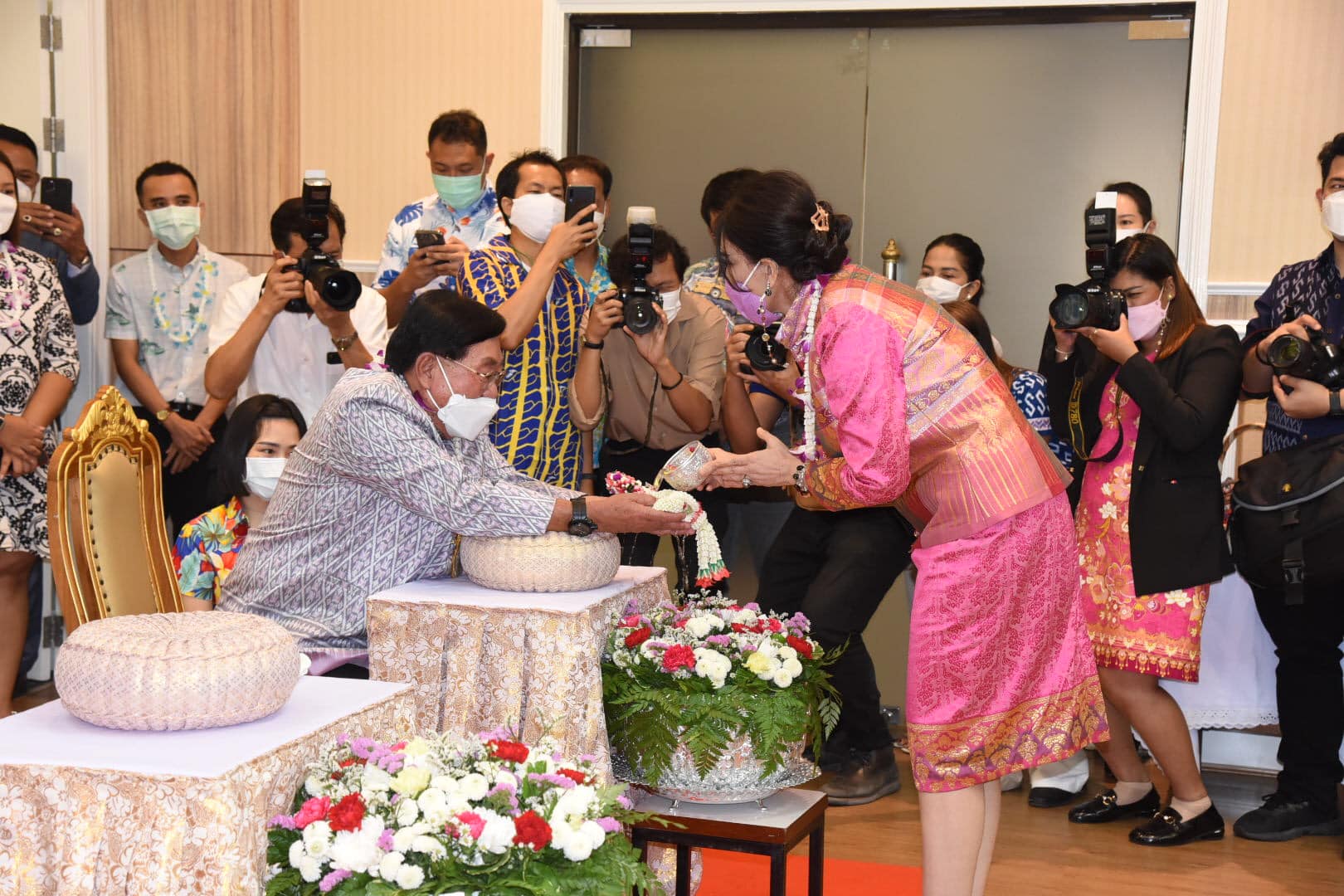 นายบัญชา สุขแก้ว รองอธิบดีกรมประมง ดร.ถาวร ทันใจ รองอธิบดีกรมประมง และนายประพันธ์ ลีปายะคุณ รองอธิบดีกรมประมง เข้าร่วมพิธีรดน้ำและขอพรจากคณะผู้บริหารกระทรวงเกษตรและสหกรณ์..คลิก