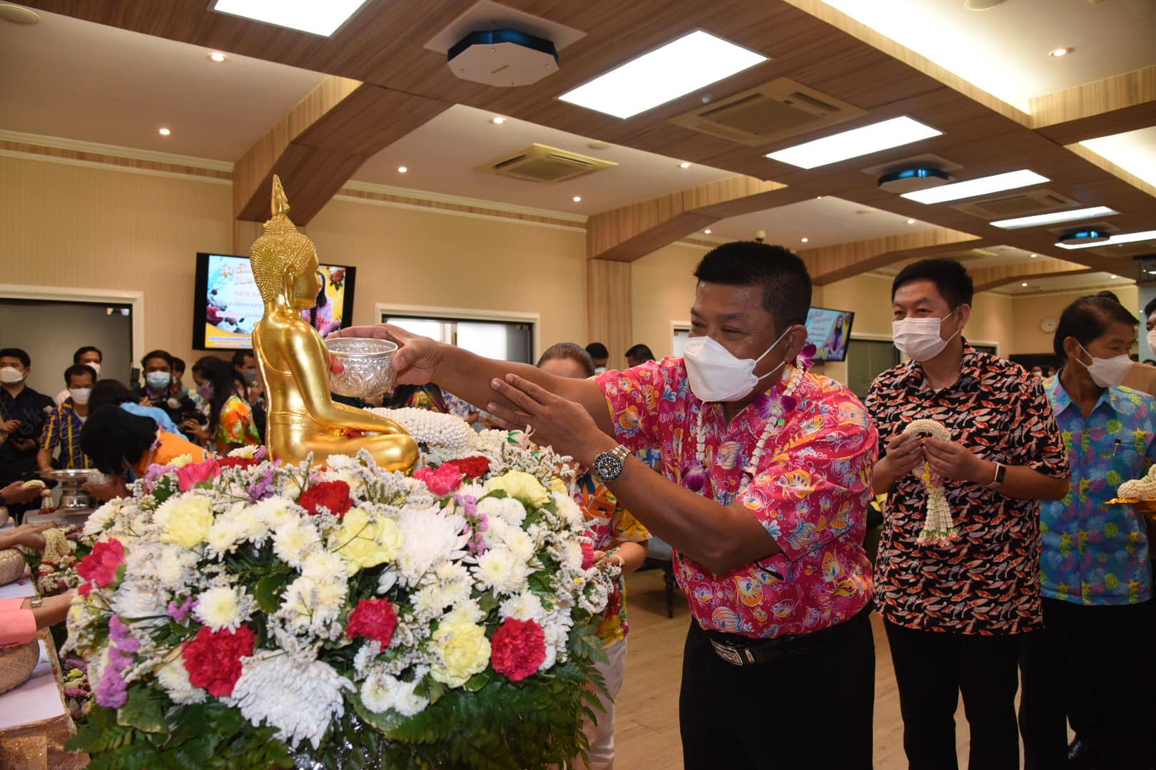 19 เม.ย. 65 รดน้ำและขอพร เนื่องในเทศกาลวันสงกรานต์ ประจำปี 2565