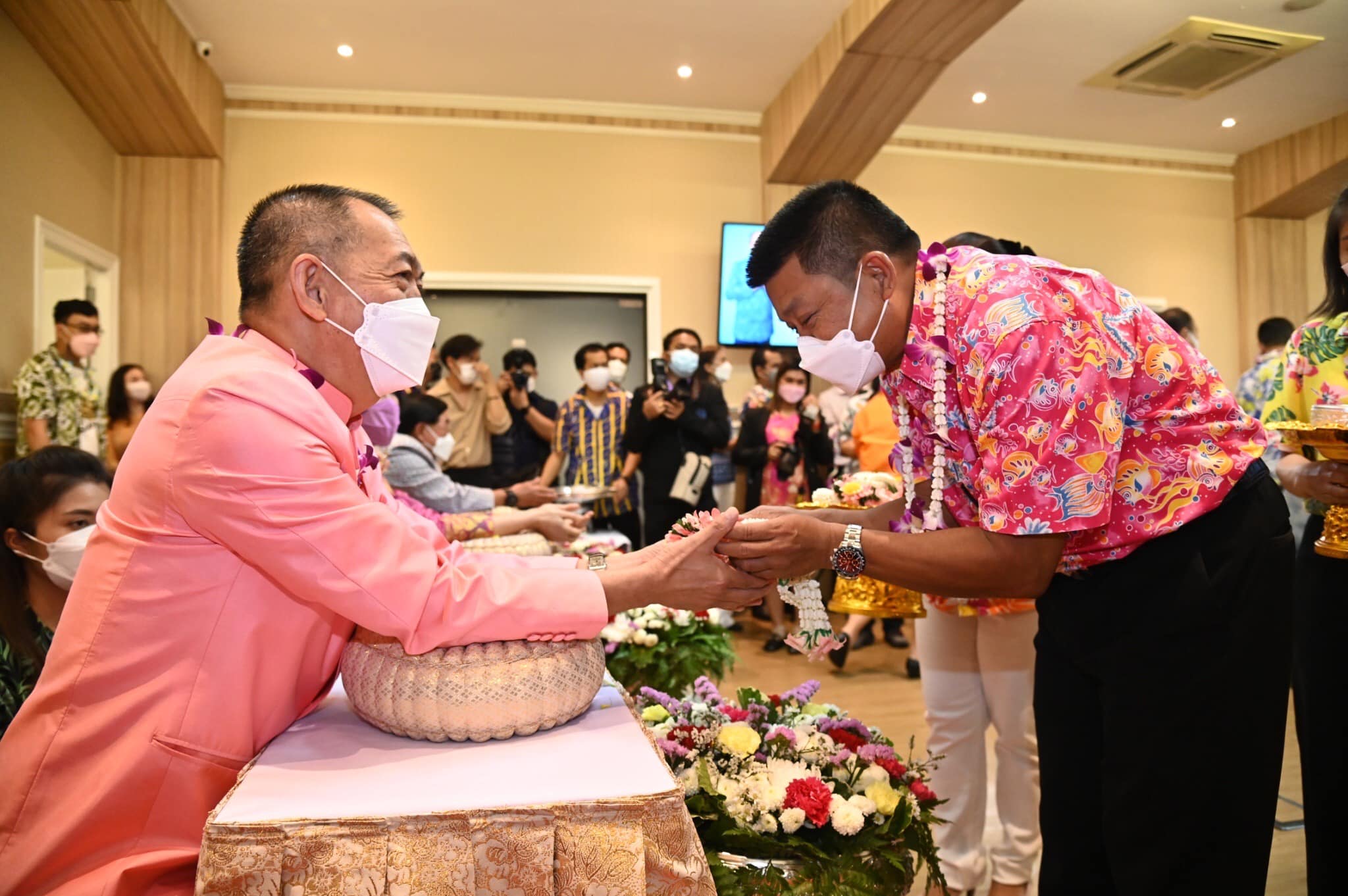 รดน้ำและขอพร เนื่องในเทศกาลวันสงกรานต์ ประจำปี 2565..คลิก