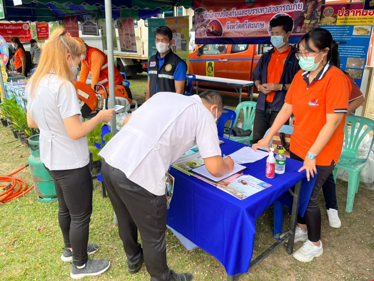 นายกิตติพงษ์ ลีลาศสง่างาม ประมงจังหวัดศรีสะเกษ พร้อมนายสัมฤทธิ์ ขำพลับ ประมงอำเภอราษีไศล นายวุฒิพนธ์ ศรีจินดา นักวิชาการประมง และเจ้าหน้าที่สำนักงานประมงจังหวัดศรีสะเกษ ออกหน่วยบริการจังหวัดเคลื่อนที่ ประจำปีงบประมาณ พ.ศ. 2565 ให้ความรู้ด้านการเพาะเลี้ยงสัตว์น้ำ ประชาสัมพันธ์กิจกรรมด้านประมง..คลิก