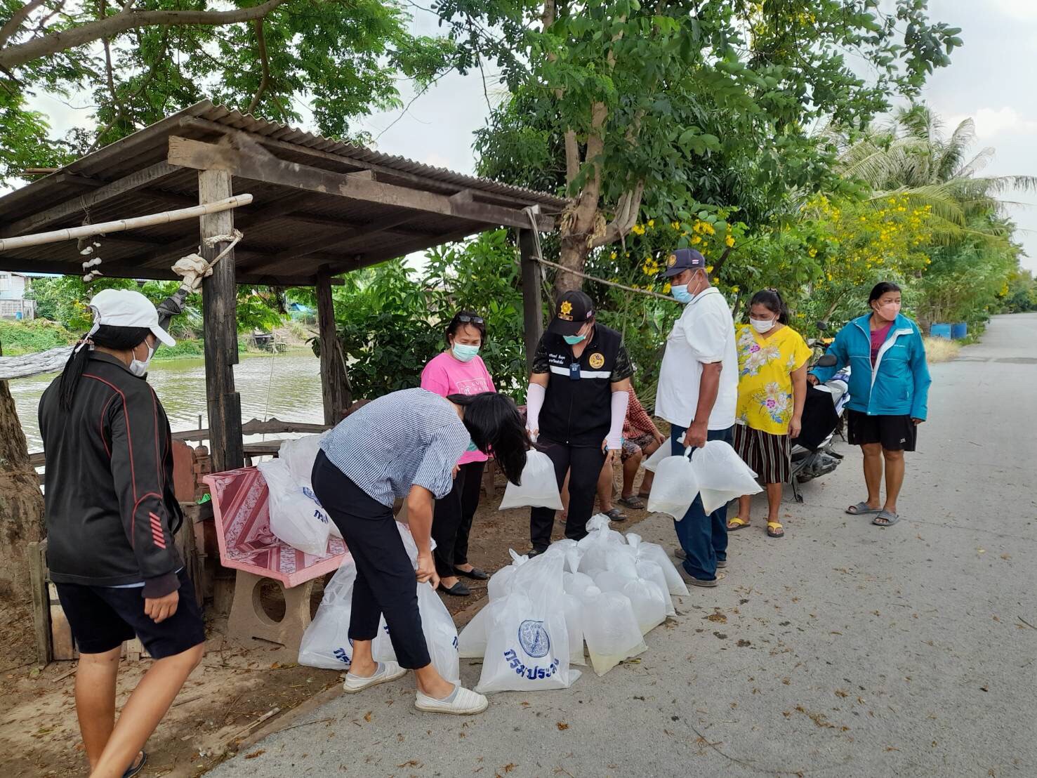 ศูนย์ฯอ่างทอง ปล่อยลูกกุ้งก้ามกราม จำนวน 30,000 ตัว  ในกิจกรรมเพิ่มผลผลิตสัตว์น้ำ ณ บึงสำเภาลอย..คลิก