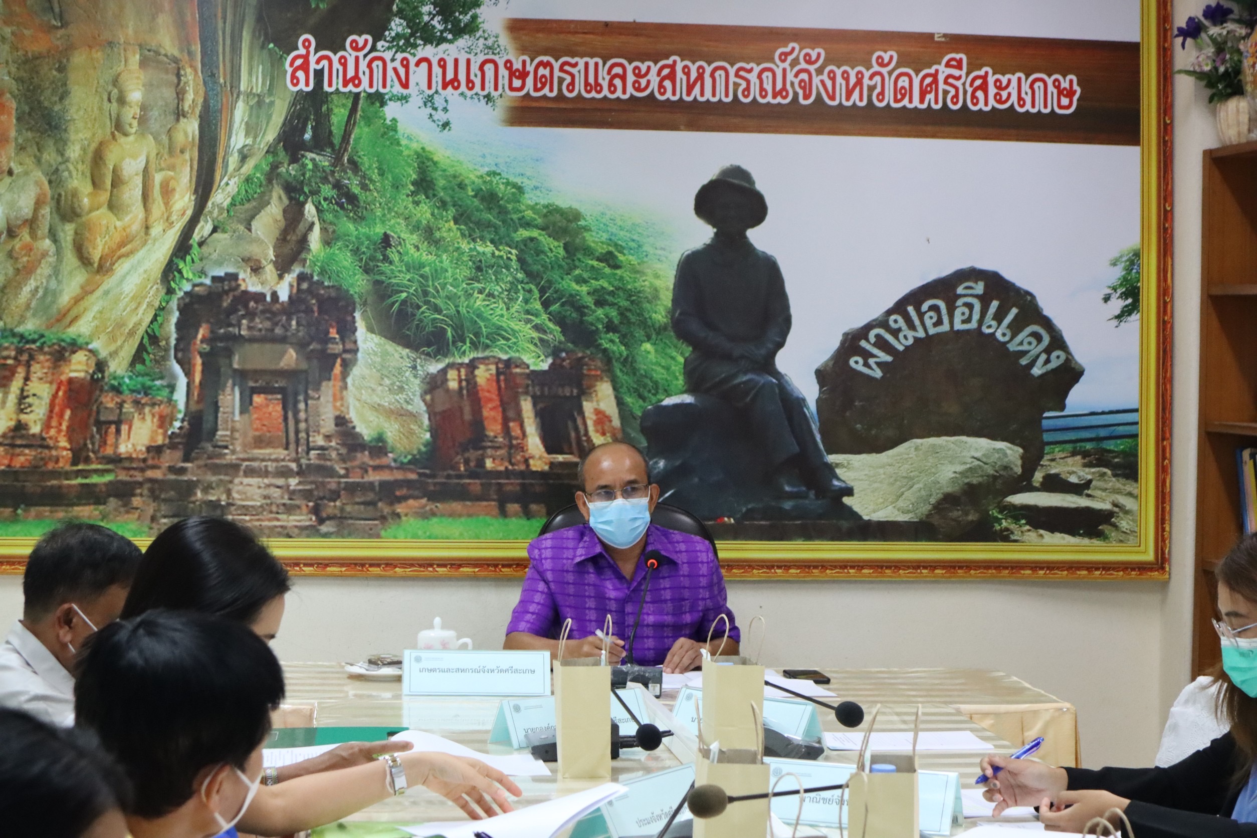 นายกิตติพงษ์ ลีลาศสง่างาม ประมงจังหวัดศรีสะเกษ มอบหมายให้นางสาวชุติพร ฟูปิง หัวหน้ากลุ่มบริหารและยุทธศาสตร์ เข้าร่วมประชุมคณะทำงานโครงการร้านอาหารวัตถุดิบปลอดภัยเลือกใช้สินค้า Q (Q Restaurant)..คลิก
