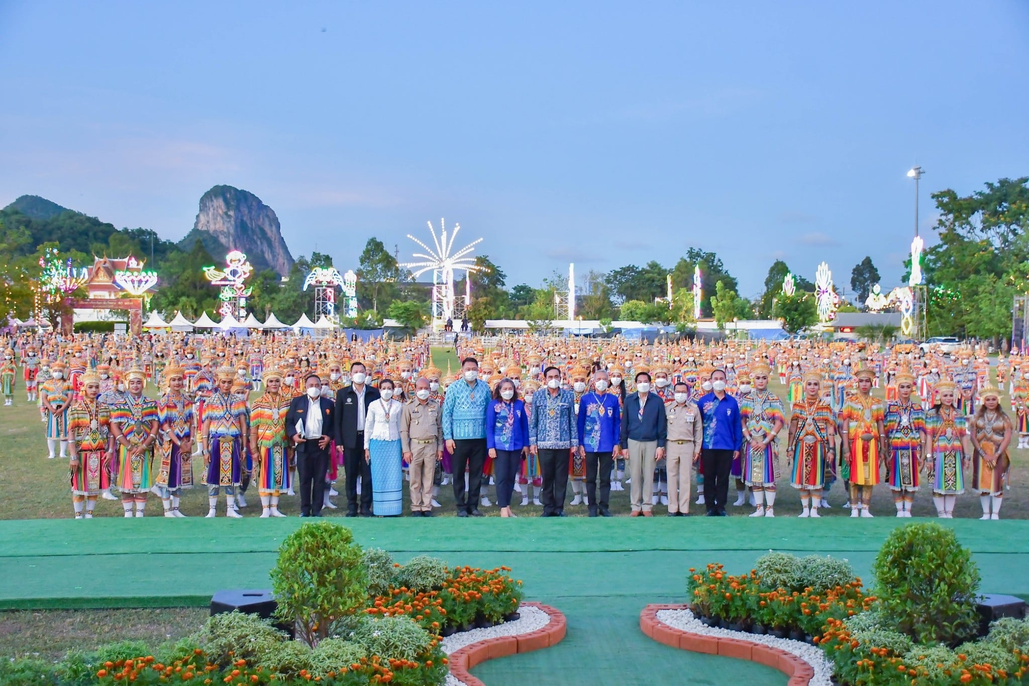 ประมงจังหวัดพัทลุง ร่วมประชุมมอบนโยบายการปฏิบัติงานของนายกรัฐมนตรี(พลเอก ประยุทธ์ จันทร์โอชา) และเป็นประธานเปิดโครงการส่งเสริมศิลปวัฒนธรรมพื้นบ้าน กิจกรรมที่ 2 การแสดงมโนราห์ สืบสาน ศิลป์แผ่นดินมโนราฯ..คลิก
