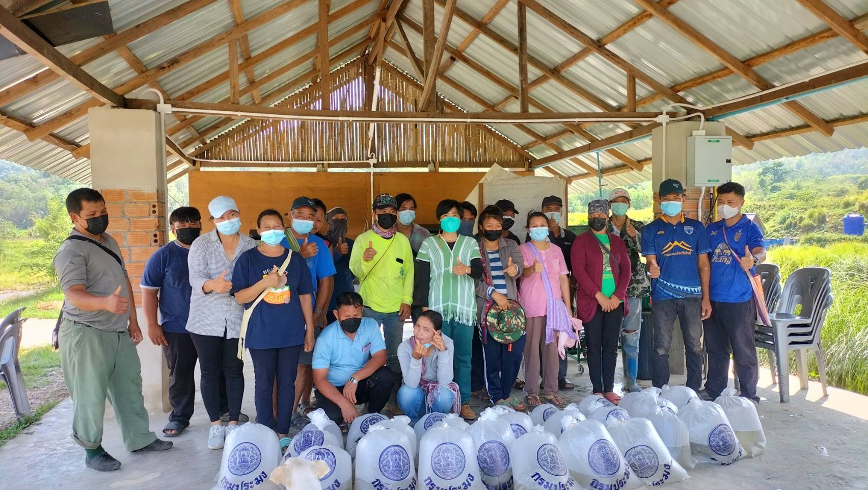 ประมงอำเภอแม่อาย ร่วมกับเจ้าหน้าที่โครงการร้อยใจรักษ์ให้ความรู้เรื่องการเพาะเลี้ยงปลานิล ปลาตะเพียนขาว..คลิก