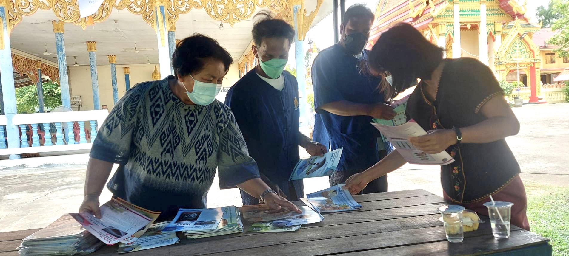 นายกิตติพงษ์ ลีลาศสง่างาม ประมงจังหวัดศรีสะเกษ มอบหมายให้นางเสาวณี แสนโคก ประมงอำเภอเมืองศรีสะเกษ ร่วมออกหน่วยบริการโครงการอำเภอ...ยิ้มเคลื่อนที่ อำเภอเมืองศรีสะเกษ จังหวัดศรีสะเกษ..คลิก