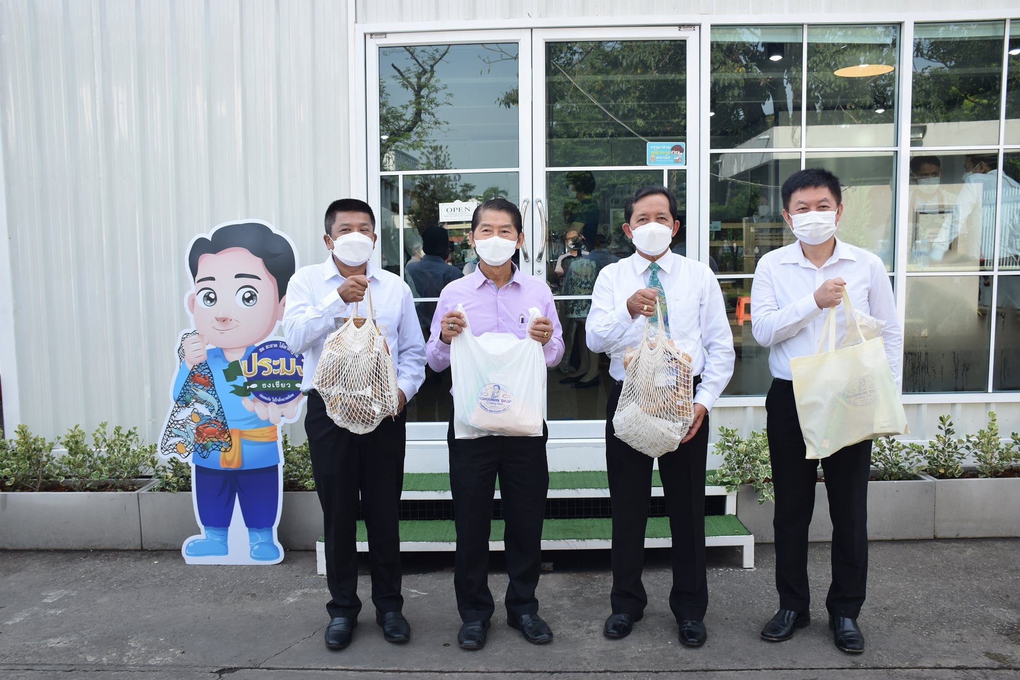 นายเฉลิมชัย สุวรรณรักษ์ อธิบดีกรมประมง และคณะผู้บริหารกรมประมง ให้เกียรติเยี่ยมชมและร่วมอุดหนุนร้าน Fisherman shop @Bang Khen ซึ่งได้เปิดทดลองระบบสำหรับการจำหน่ายสินค้าและผลิตภัณฑ์ประมงเป็นวันแรก..คลิก