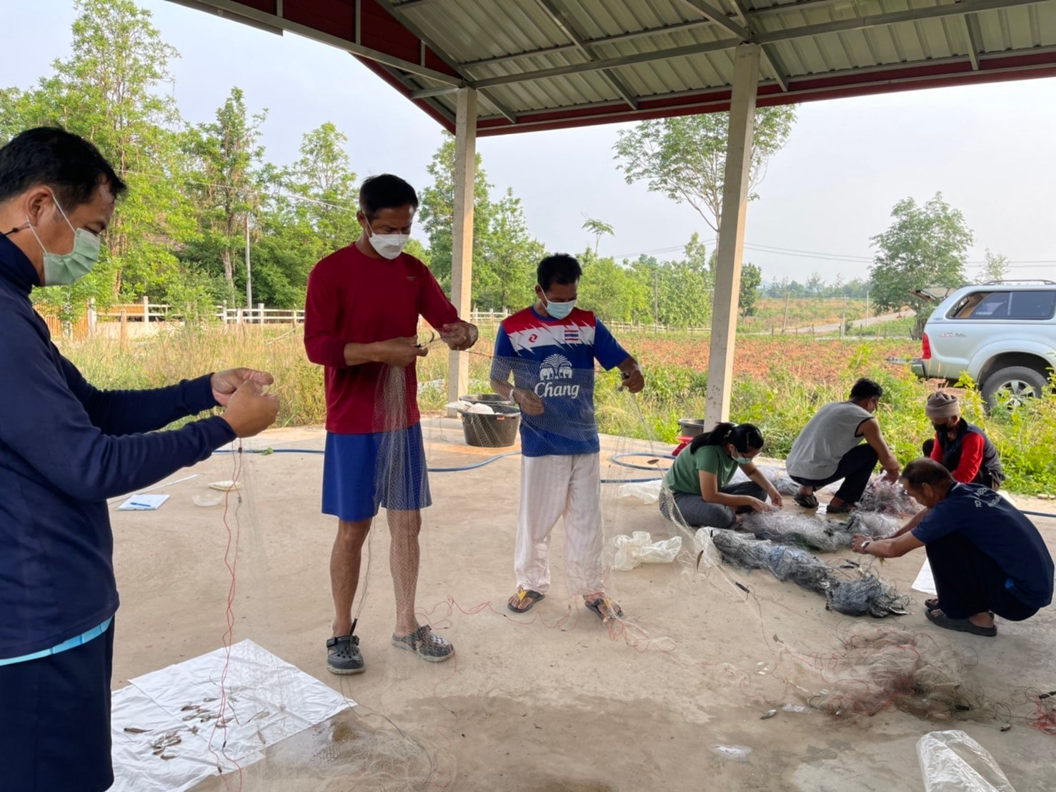 วันที่ 26 - 27 เมษายน 2565 ศูนย์วิจัยและพัฒนาการเพาะเลี้ยงสัตว์น้ำจืดหนองคาย ร่วมกับ สำนักงานประมงจังหวัดเลย คณะกรรมการ และสมาชิกโครงการธนาคารผลผลิตสัตว์น้ำปี 2565 แหล่งน้ำห้วยหินฮาว บ้านทรัพย์เจริญ หมู่ 12 ตำบลเอราวัณ อำเภอเอราวัณ จังหวัดเลย