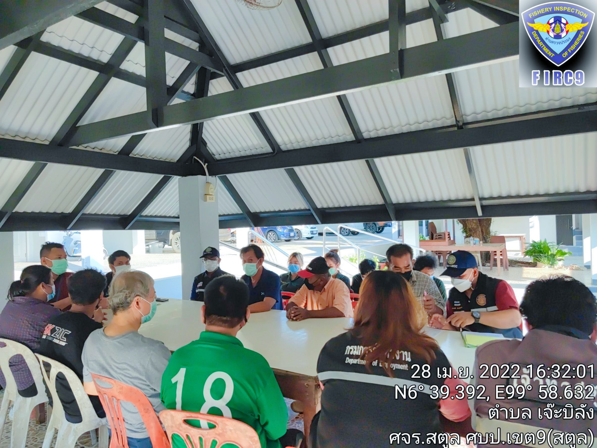 ศจร.สตูล จัดกิจกรรมไต๋เยี่ยมศูนย์ ประจำเดือนเมษายน 2565 : วันที่ 28 เมษายน 2565 เวลา 16.30 น. นายพีรศักดิ์ พิทักษ์วาที หัวหน้าศูนย์ควบคุมการแจ้งเรือเข้าออกสตูล และนายอาหลี แกสมาน นักวิชาการประมง สังกัดศูนย์บริหารจัดการด่านตรวจประมงเขต 9 (สตูล) ร่วมกับเจ้าหน้าที่สหวิชาชีพกรมสวัสดิการและคุ้มครองแรงงาน กรมเจ้าท่า กรมการจัดหางาน และศูนย์ควบคุมความมั่นคงท่าเรือจังหวัดสตูล ดำเนินการประชาสัมพันธ์นำการจับกุม ผ่านกิจกรรมไต๋เยี่ยมศูนย์..คลิก