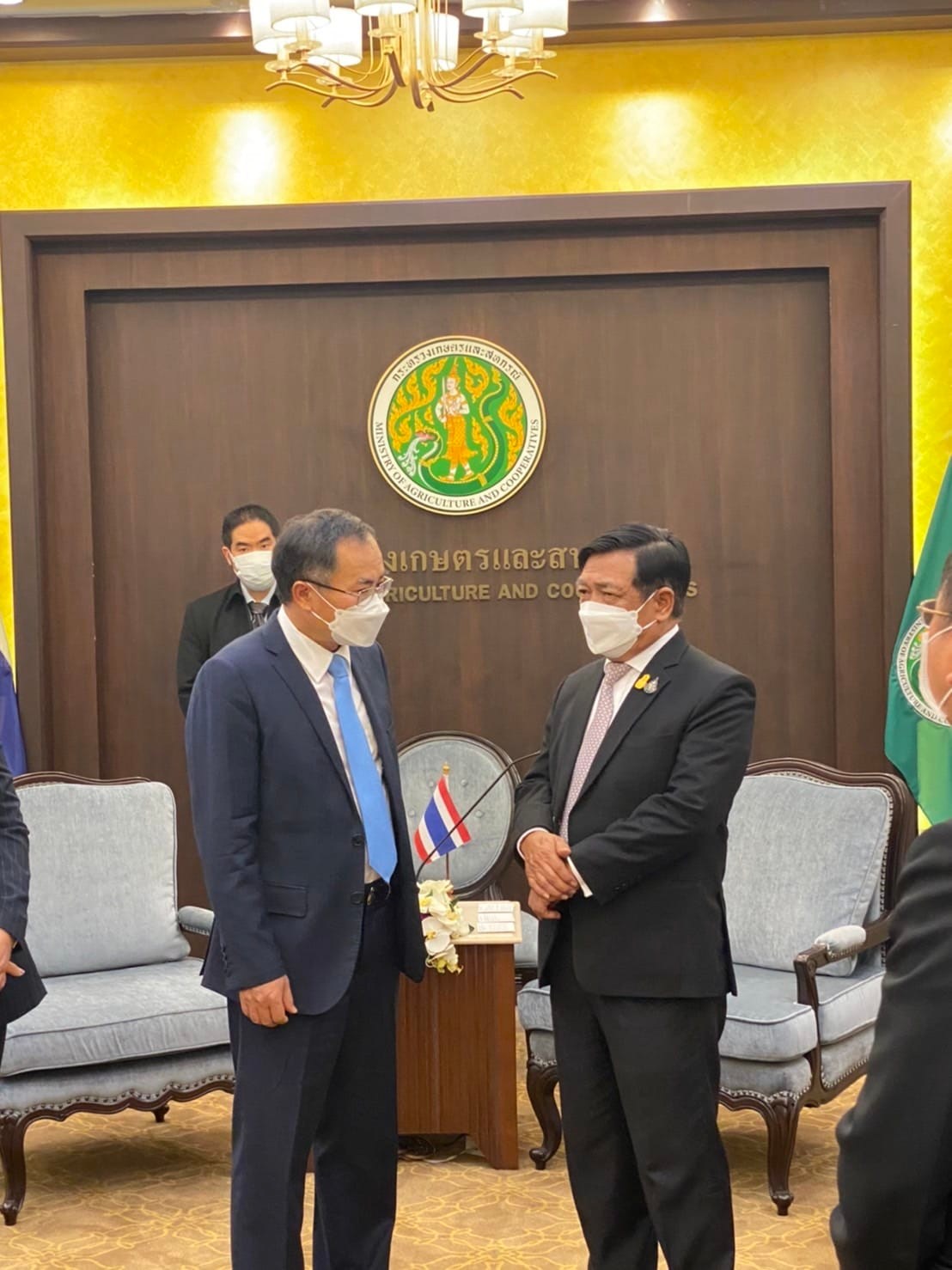นางชวนพิศ จันทรวราทิตย์ ผู้เชี่ยวชาญด้านที่ปรึกษาการประมงต่างประเทศ เข้าร่วมการเยี่ยมคารวะรัฐมนตรีว่าการกระทรวงเกษตรและสหกรณ์ของนายฟาน จี๊ ทัญ (H.E. Mr. Phan Chi Thanh)..คลิก
