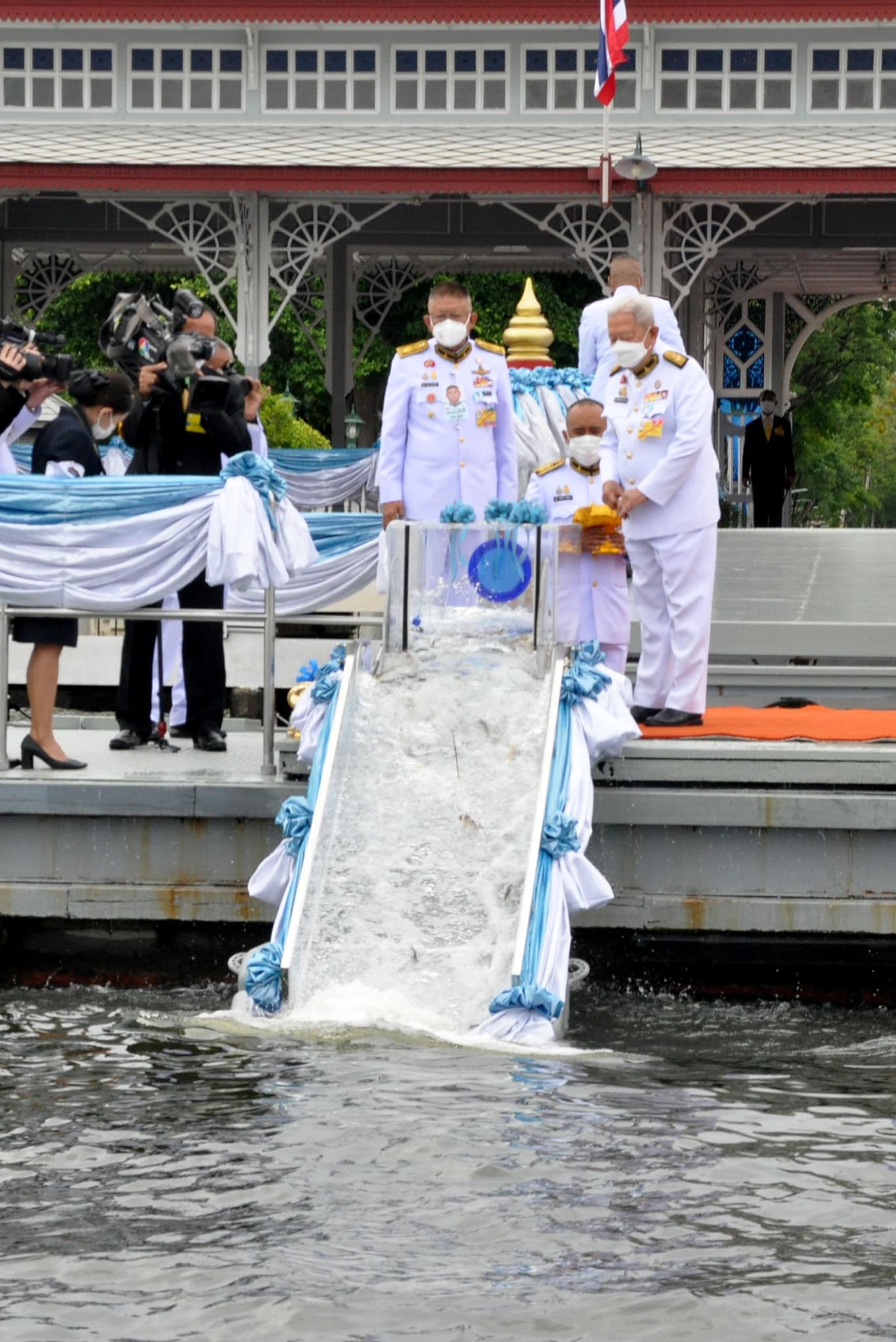 วันนี้ (๒๙ เมษายน ๒๕๖๕) เวลา ๐๘.๒๐ น. พระบาทสมเด็จพระเจ้าอยู่หัว ทรงพระกรุณาโปรดเกล้าโปรดกระหม่อมให้ พลเอก สุรยุทธ์ จุลานนท์ ประธานองคมนตรี เป็นผู้แทนพระองค์ ไปในการบำเพ็ญพระราชกุศลปล่อยพันธุ์สัตว์น้ำ เนื่องในโอกาสวันคล้ายวันประสูติ สมเด็จพระเจ้าลูกยาเธอ เจ้าฟ้าทีปังกรรัศมีโชติ มหาวชิโรตตมางกูร สิริวิบูลยราชกุมาร