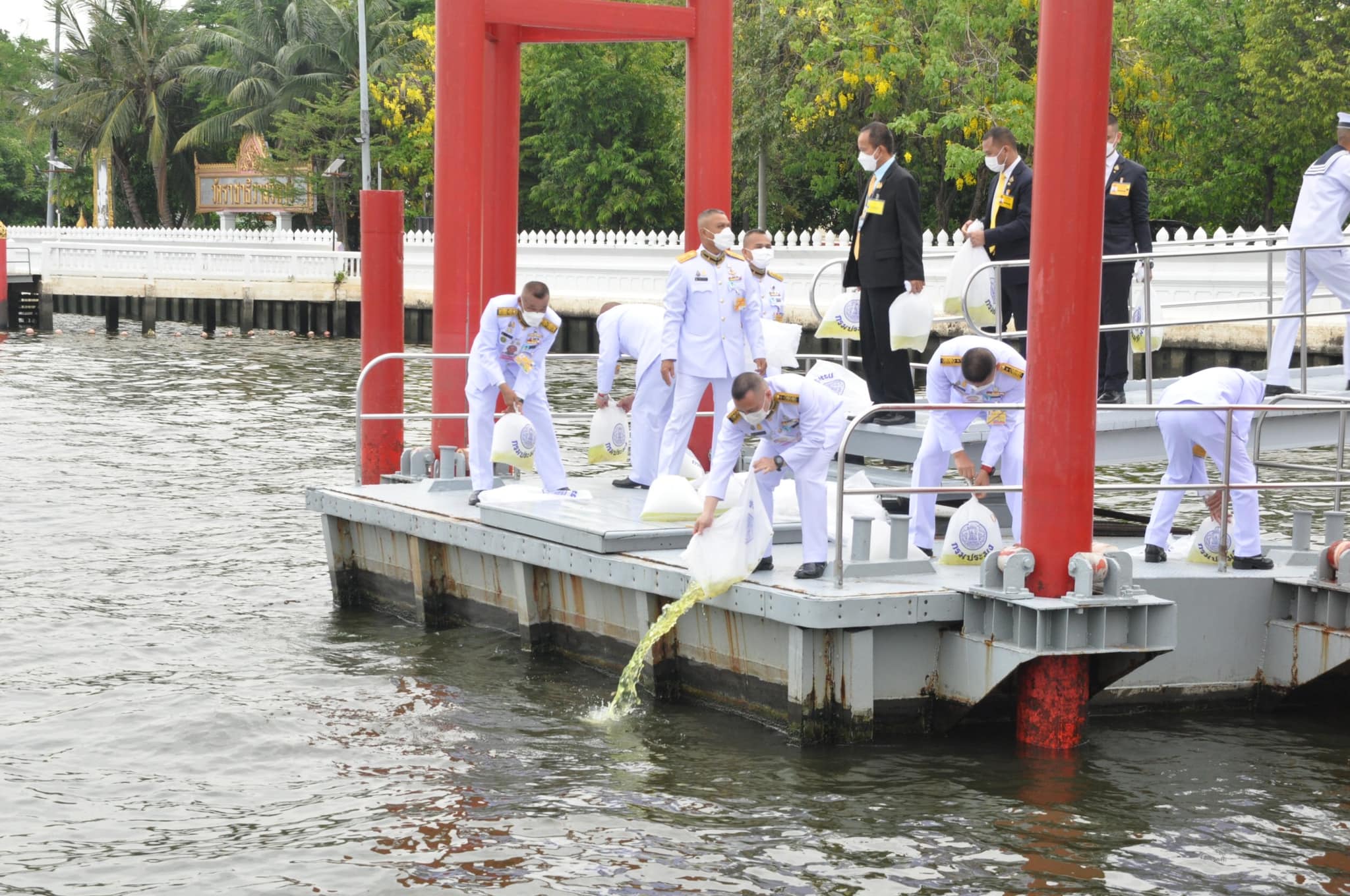 พระบาทสมเด็จพระเจ้าอยู่หัว ทรงพระกรุณาโปรดเกล้าโปรดกระหม่อมให้ พลเอก สุรยุทธ์ จุลานนท์ ประธานองคมนตรี เป็นผู้แทนพระองค์ ไปในการบำเพ็ญพระราชกุศลปล่อยพันธุ์สัตว์น้ำ เนื่องในโอกาสวันคล้ายวันประสูติ สมเด็จพระเจ้าลูกยาเธอ เจ้าฟ้าทีปังกรรัศมีโชติ มหาวชิโรตตมางกูร สิริวิบูลยราชกุมา..คลิก