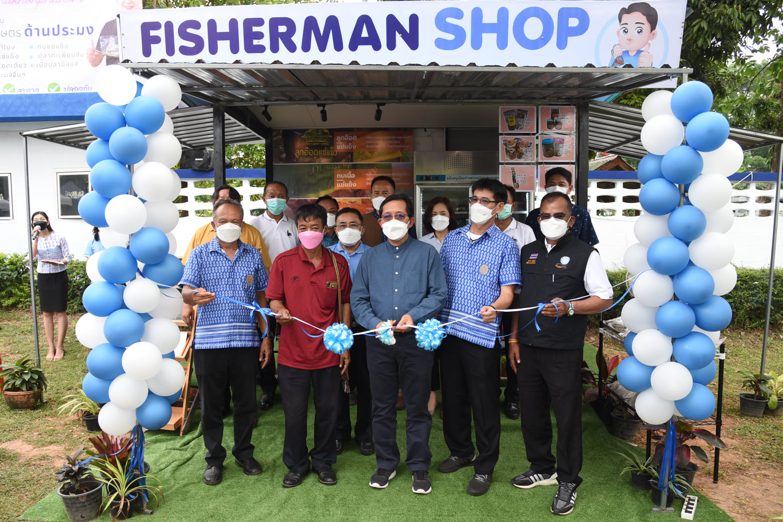 นายเฉลิมชัย สุวรรณรักษ์ อธิบดีกรมประมง ให้เกียรติเป็นประธานเปิดร้าน Fisherman Shop @ nakhonphanom ณ บริเวณหน้าสำนักงานประมงจังหวัดนครพนม..คลิก