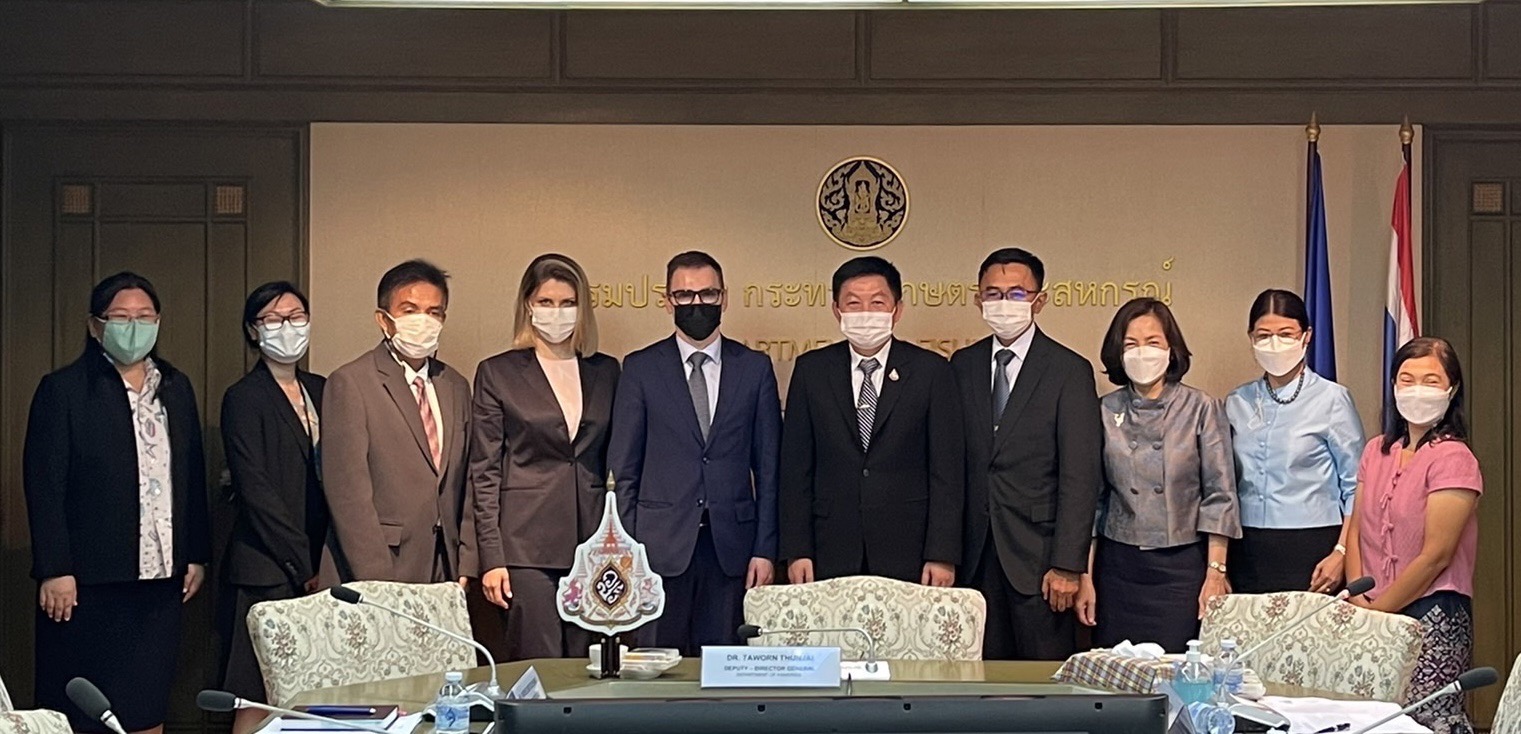 นายถาวร ทันใจ รองอธิบดีกรมประมง ให้การต้อนรับ Mr. Andrei Dmitrichenko อัครราชทูตที่ปรึกษา และ Ms. Anastasia Makhiboroda เลขานุการโท ประจำสถานเอกอัครราชทูตสหพันธรัฐรัสเซีย ประจำประเทศไทย..คลิก