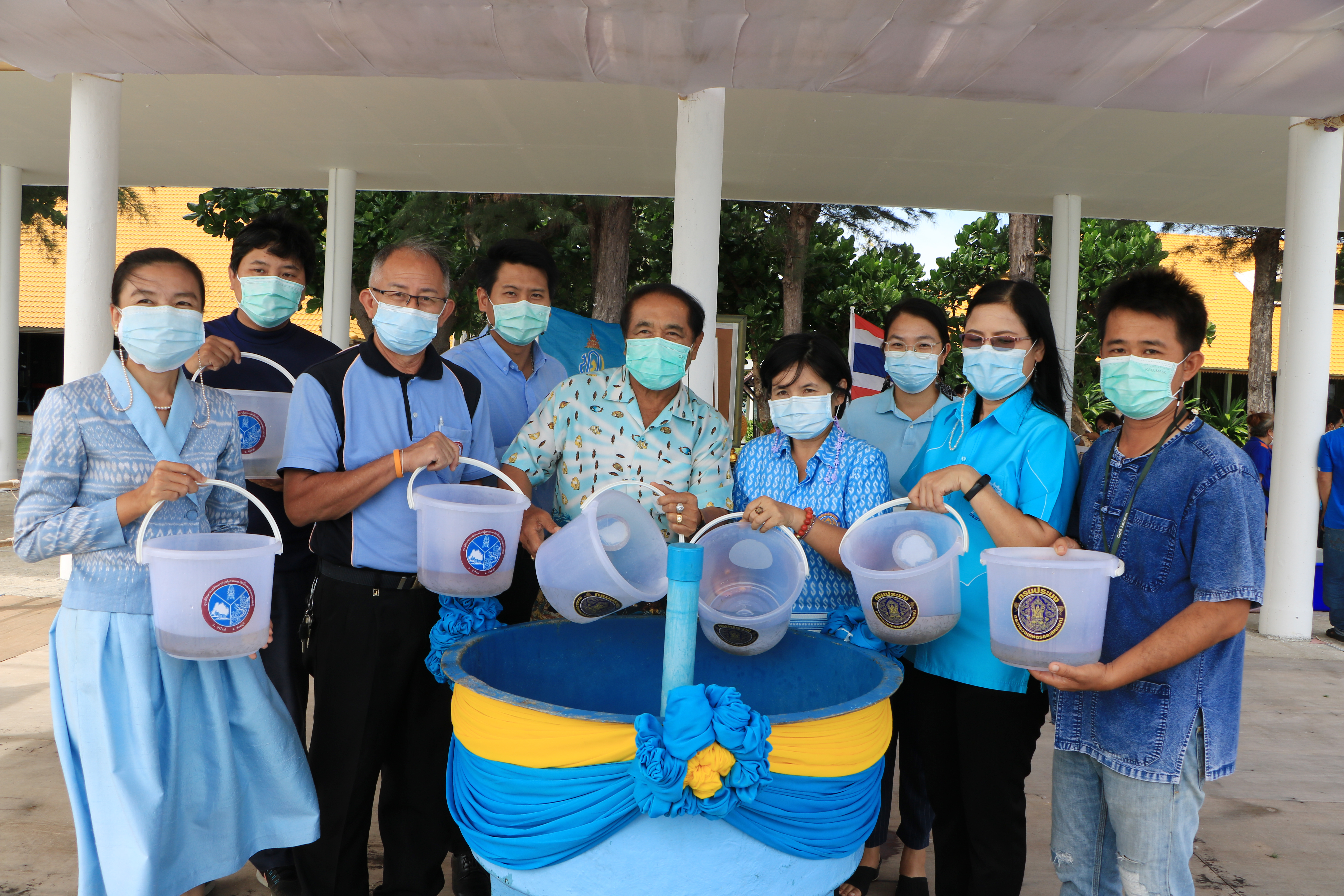 นางสาวมนทกานติ  ท้ามติ้น ผอ.ศพช.สมุทรสาคร ปฏิบัติหน้าที่ ผอ.ศูนย์ฯ คุ้งกระเบน พร้อมด้วยข้าราชการ และเจ้าหน้าที่ ร่วมปล่อยพันธุ์สัตว์น้ำ เนื่องในโอกาสวันคล้ายวันประสูติ สมเด็จพระเจ้าลูกยาเธอ เจ้าฟ้าทีปังกรรัศมีโชติ มหาวชิโรตตมางกูร สิริวิบูลยราชกุมาร