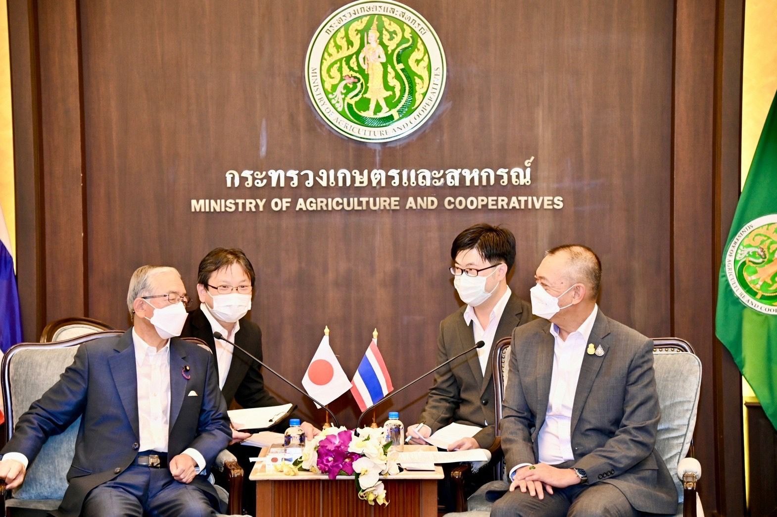 นายชลธิศักดิ์ ชาวปากน้ำ ผู้อำนวยการกองประมงต่างประเทศ เข้าร่วมการเยี่ยมคารวะและหารือความร่วมมือด้านการเกษตรระหว่างนายเฉลิมชัย ศรีอ่อน รัฐมนตรีว่าการกระทรวงเกษตรและสหกรณ์ และนายเก็นจิโร คาเนโกะ รัฐมนตรีว่าการกระทรวงเกษตร ป่าไม้ และประมงญี่ปุ่น..คลิก