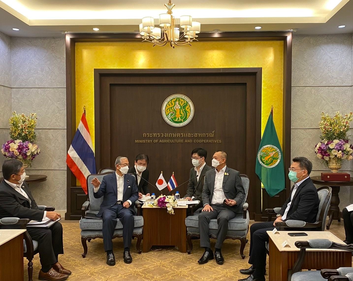 นายชลธิศักดิ์ ชาวปากน้ำ ผู้อำนวยการกองประมงต่างประเทศ เข้าร่วมการเยี่ยมคารวะและหารือความร่วมมือด้านการเกษตรระหว่างนายเฉลิมชัย ศรีอ่อน รัฐมนตรีว่าการกระทรวงเกษตรและสหกรณ์ และนายเก็นจิโร คาเนโกะ รัฐมนตรีว่าการกระทรวงเกษตร ป่าไม้ และประมงญี่ปุ่น