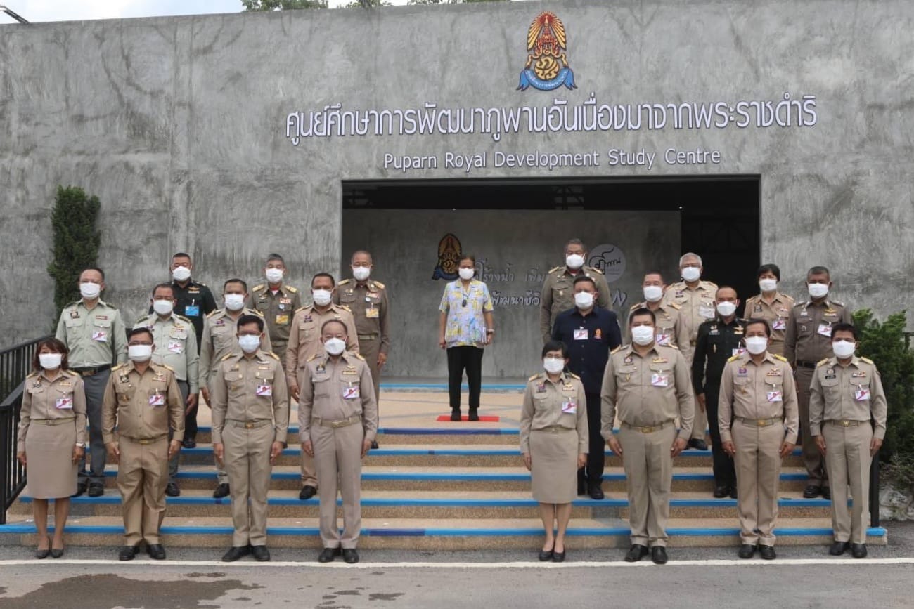 นายเฉลิมชัย สุวรรณรักษ์ อธิบดีกรมประมง  และข้าราชการกรมประมง ถวายการรับเสด็จ สมเด็จพระกนิษฐาธิราชเจ้า กรมสมเด็จพระเทพรัตนราชสุดา เจ้าฟ้ามหาจักรีสิรินธร มหาวชิราลงกรณวรราชภักดี สิริกิจการิณีพีรยพัฒน รัฐสีมาคุณากรปิยชาติ สยามบรมราชกุมารี..คลิก
