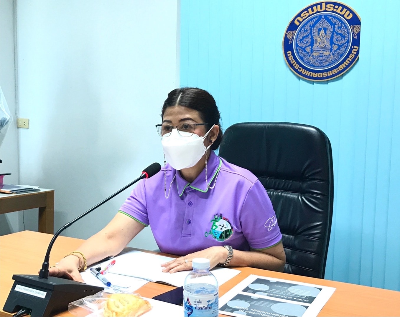 นางฐิติพร หลาวประเสริฐ ผู้อำนวยการกองวิจัยและพัฒนาสุขภาพสัตว์น้ำ เป็นประธานเปิดการฝึกอบรมหลักสูตร “การประยุกต์ใช้หลักทางระบาดวิทยาในการเฝ้าระวังโรคสัตว์น้ำ” ผ่านระบบออนไลน์โปรแกรม Zoom Cloud Meetings