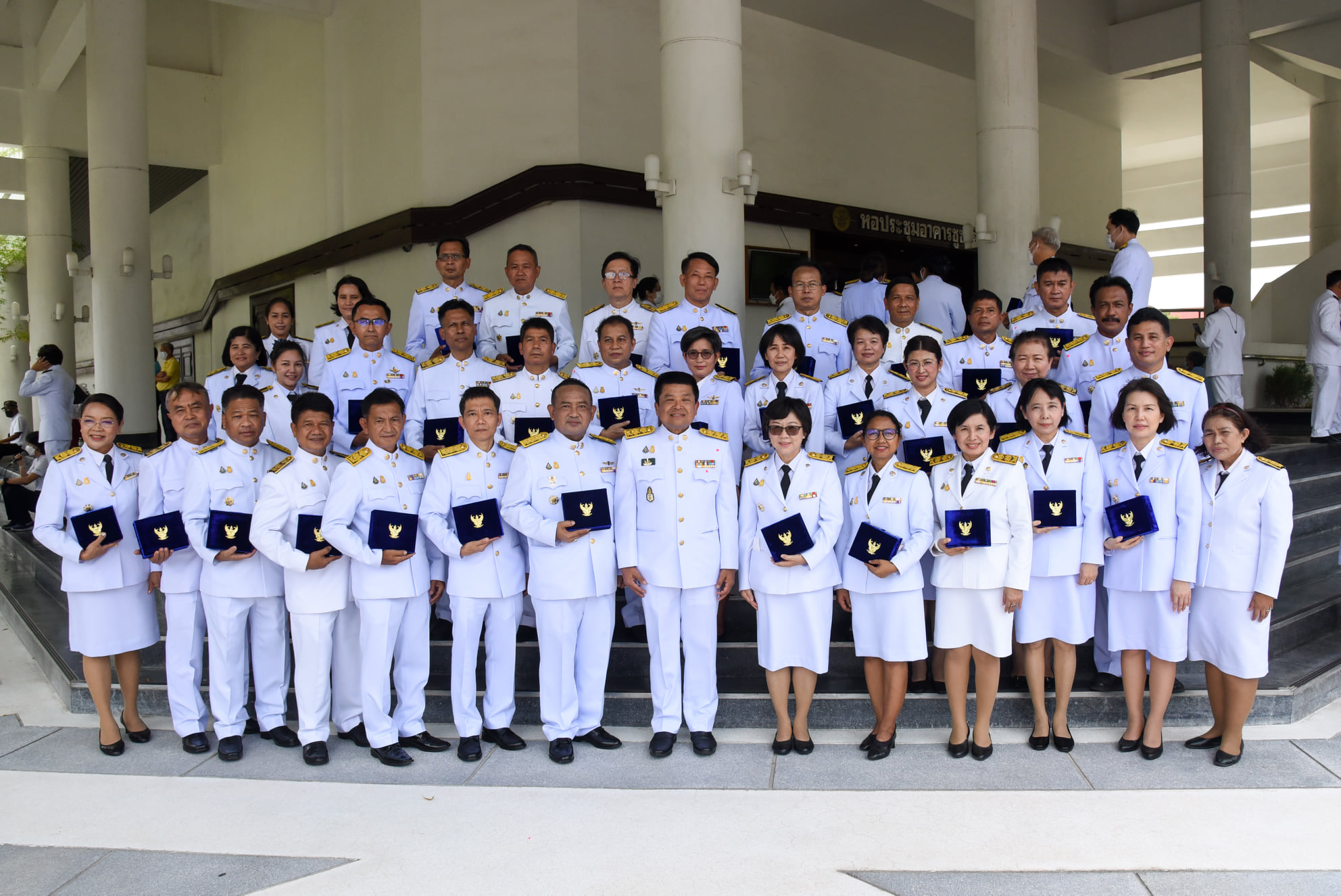 ดร.เฉลิมชัย ศรีอ่อน รัฐมนตรีว่าการกระทรวงเกษตรและสหกรณ์ เป็นประธานในพิธีรับพระราชทานเครื่องราชอิสริยาภรณ์ ชั้นสายสะพาย ประจำปี 2564 เบื้องหน้าพระบรมฉายาลักษณ์พระบาทสมเด็จพระเจ้าอยู่หัว ของข้าราชการสังกัดกระทรวงเกษตรและสหกรณ์..คลิก