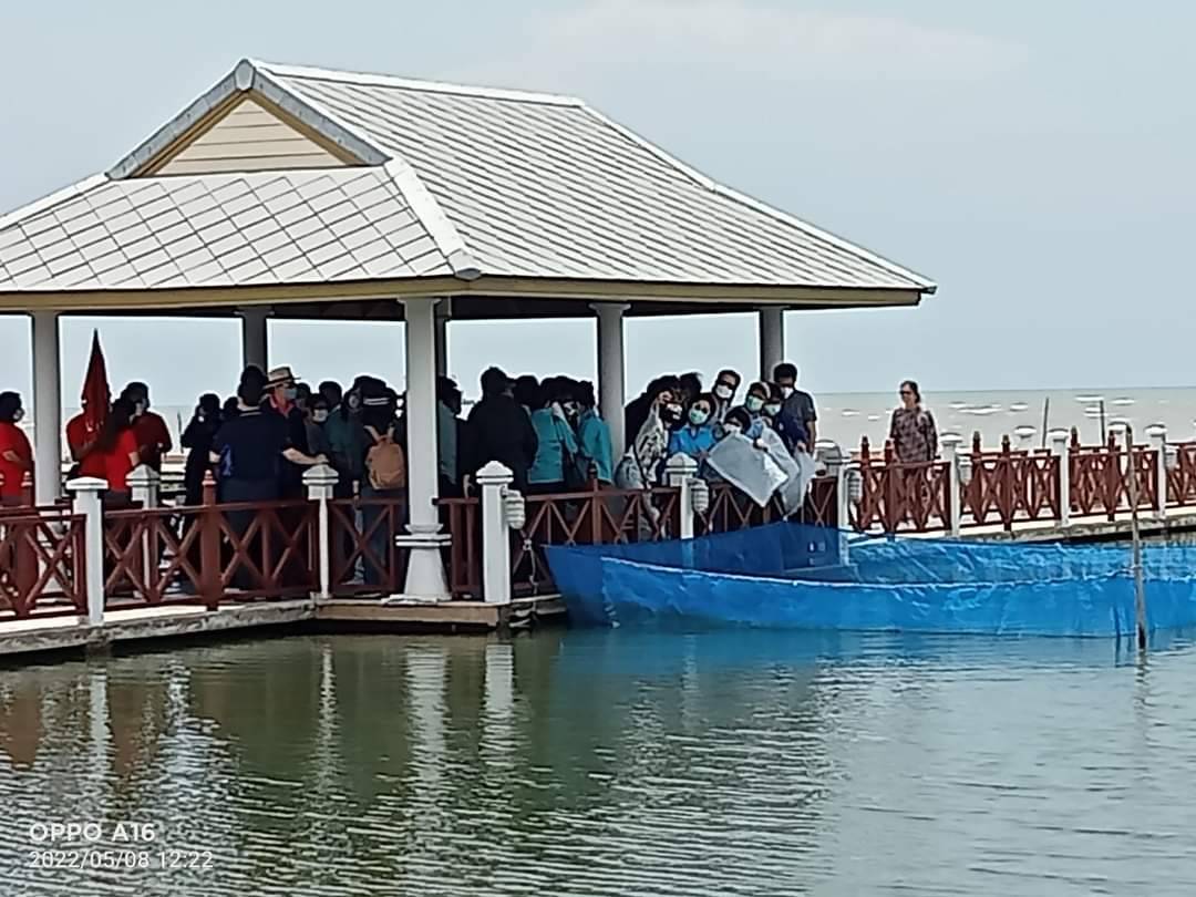 เจ้าหน้าที่จากสำนักงานคณะกรรมการกำกับและส่งเสริมการประกอบธุรกิจประกันภัย(สำนักงาน คปภ) ที่อบรมหลักสูตรวิทยาการประกันภัยระดับสูง (วปส) เข้าศึกษาดูงานด้านประมงและเยี่ยมชมฟาร์มทะเลตัวอย่างในสมเด็จพระนางเจ้าสิริกิติ์ พระบรมราชินีนาถ จังหวัดเพชรบุรี