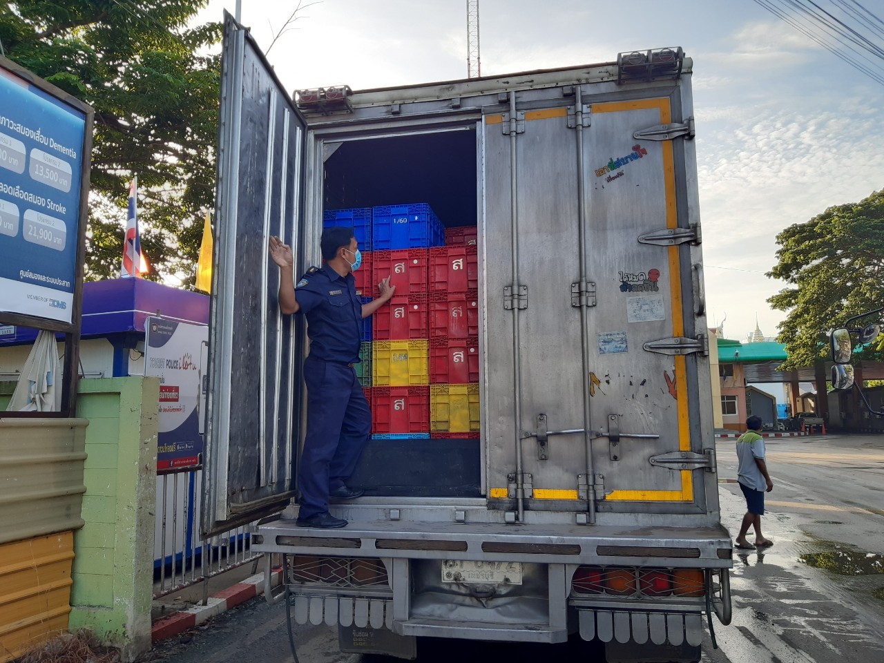 ตรวจสินค้าประมงที่นำเข้า ส่งออก ทางจุดผ่านแดนถาวรบ้านคลองลึก..คลิก