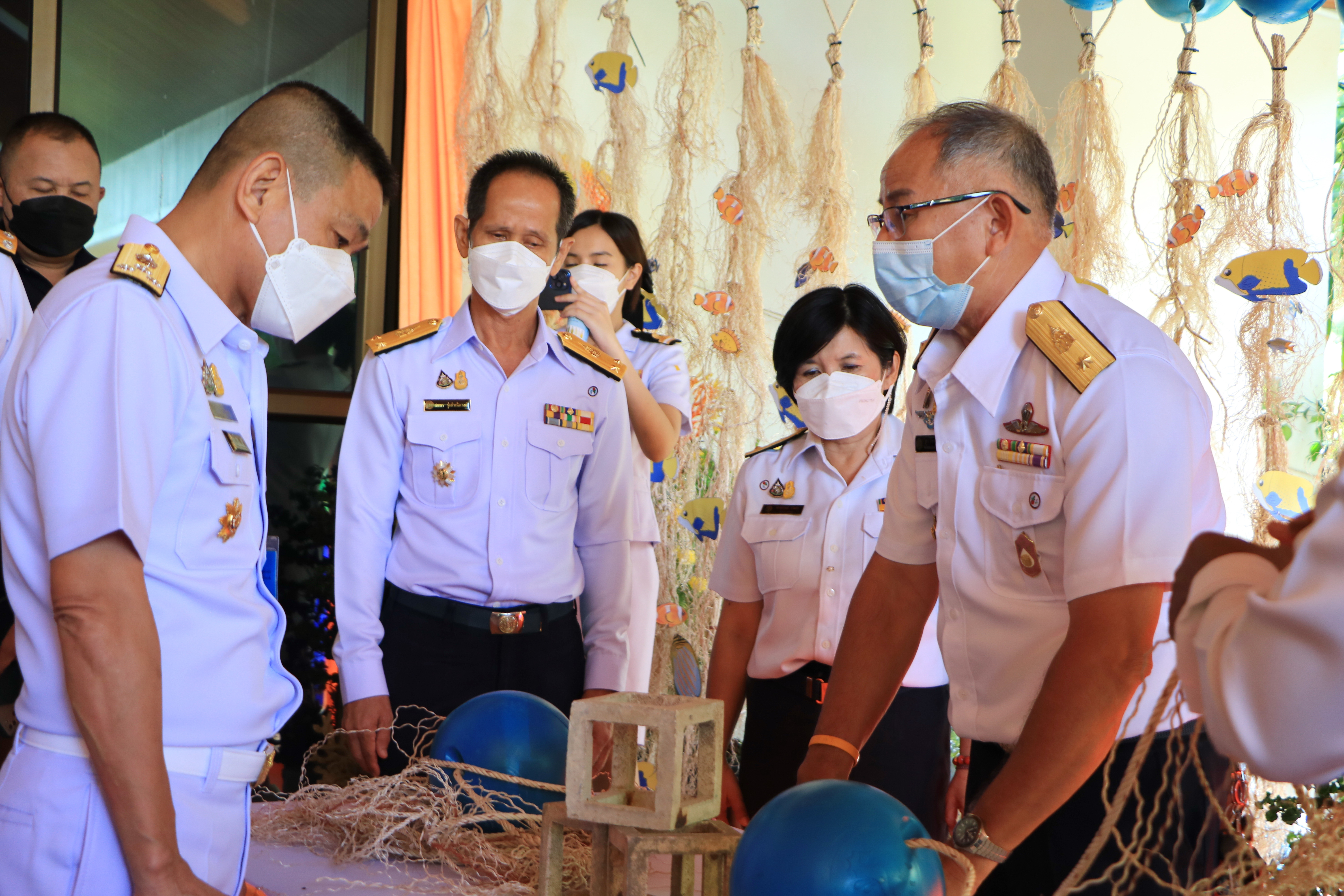 นายสมพร รุ่งกำเนิดวงศ์ ประมงจังหวัดจันทบุรี พร้อมด้วยนางสาวมนทกานติ ท้ามติ้น ผอ.ศพช.สมุทรสาคร ปฏิบัติหน้าที่ ผอ.ศูนย์ฯคุ้งกระเบน ร่วมพิธี “รักษ์ทะเลไทย ตามแนวพระดำริ” ตามแนวพระดำริสมเด็จพระเจ้าลูกเธอ เจ้าฟ้าสิริวัณณวรี นารีรัตนราชกัญญา