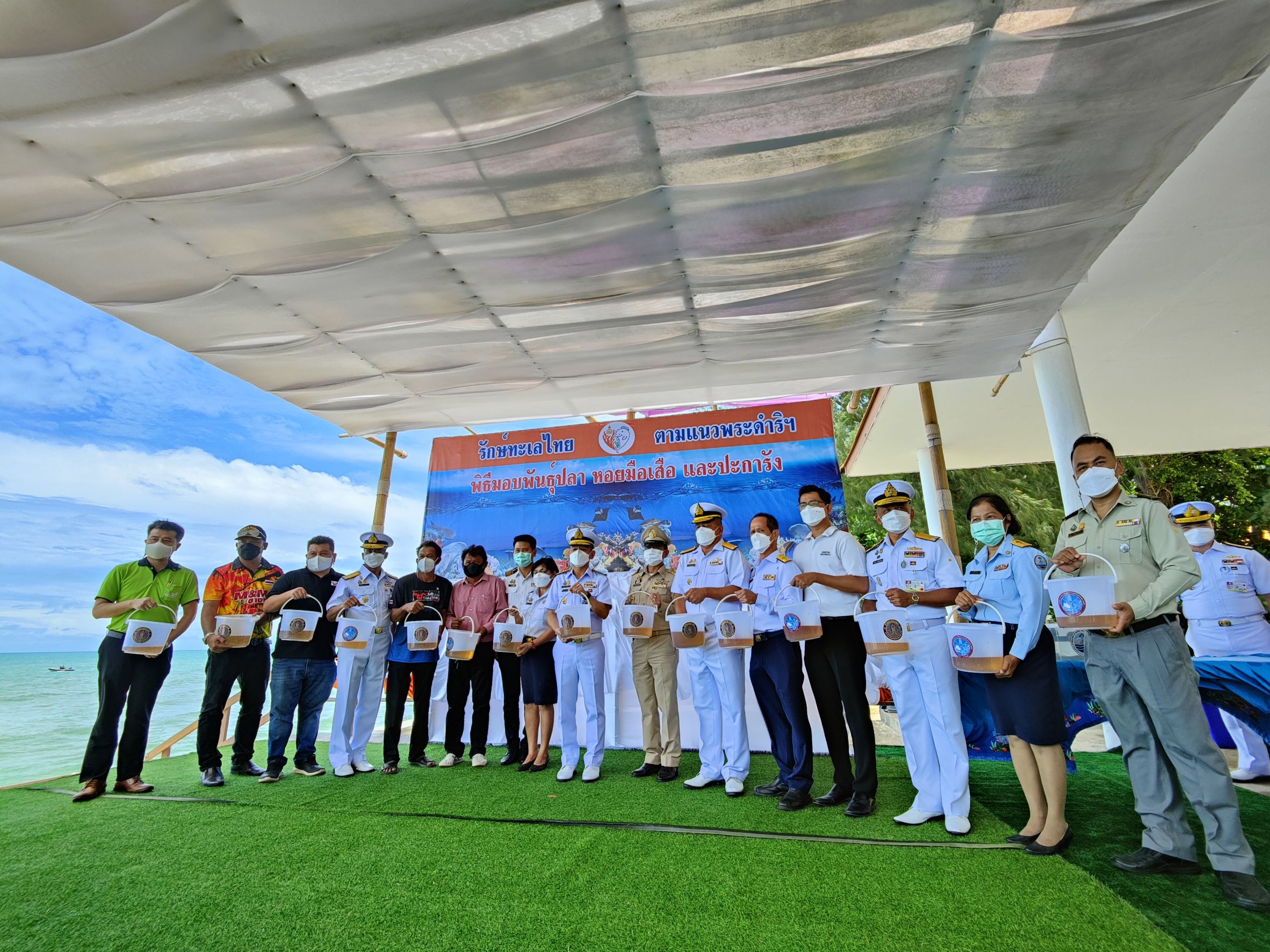 นายสมพร รุ่งกำเนิดวงศ์ ประมงจังหวัดจันทบุรี พร้อมด้วยนางสาวมนทกานติ ท้ามติ้น ผอ.ศพช.สมุทรสาคร ปฏิบัติหน้าที่ ผอ.ศูนย์ฯคุ้งกระเบน ร่วมพิธี “รักษ์ทะเลไทย ตามแนวพระดำริ” ตามแนวพระดำริสมเด็จพระเจ้าลูกเธอ เจ้าฟ้าสิริวัณณวรี นารีรัตนราชกัญญา..คลิก