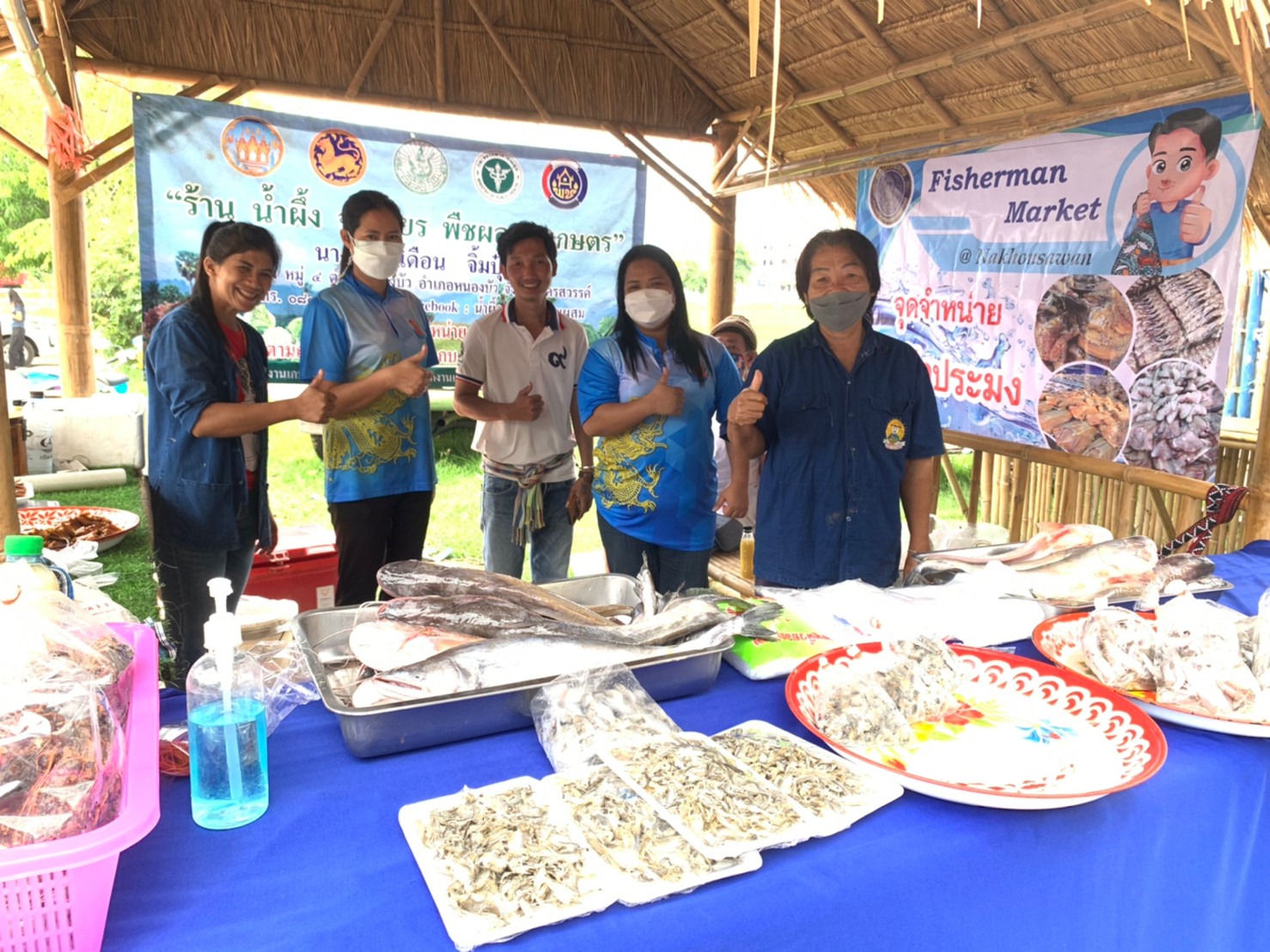 จำหน่ายผลิตภัณฑ์สินค้าด้านประมง ในตลาดอาหารปลอดภัย บริเวณหน้าที่ว่าการอำเภอหนองบัว ตามนโยบาย Fisherman Market @ Nakhonsawan..คลิก