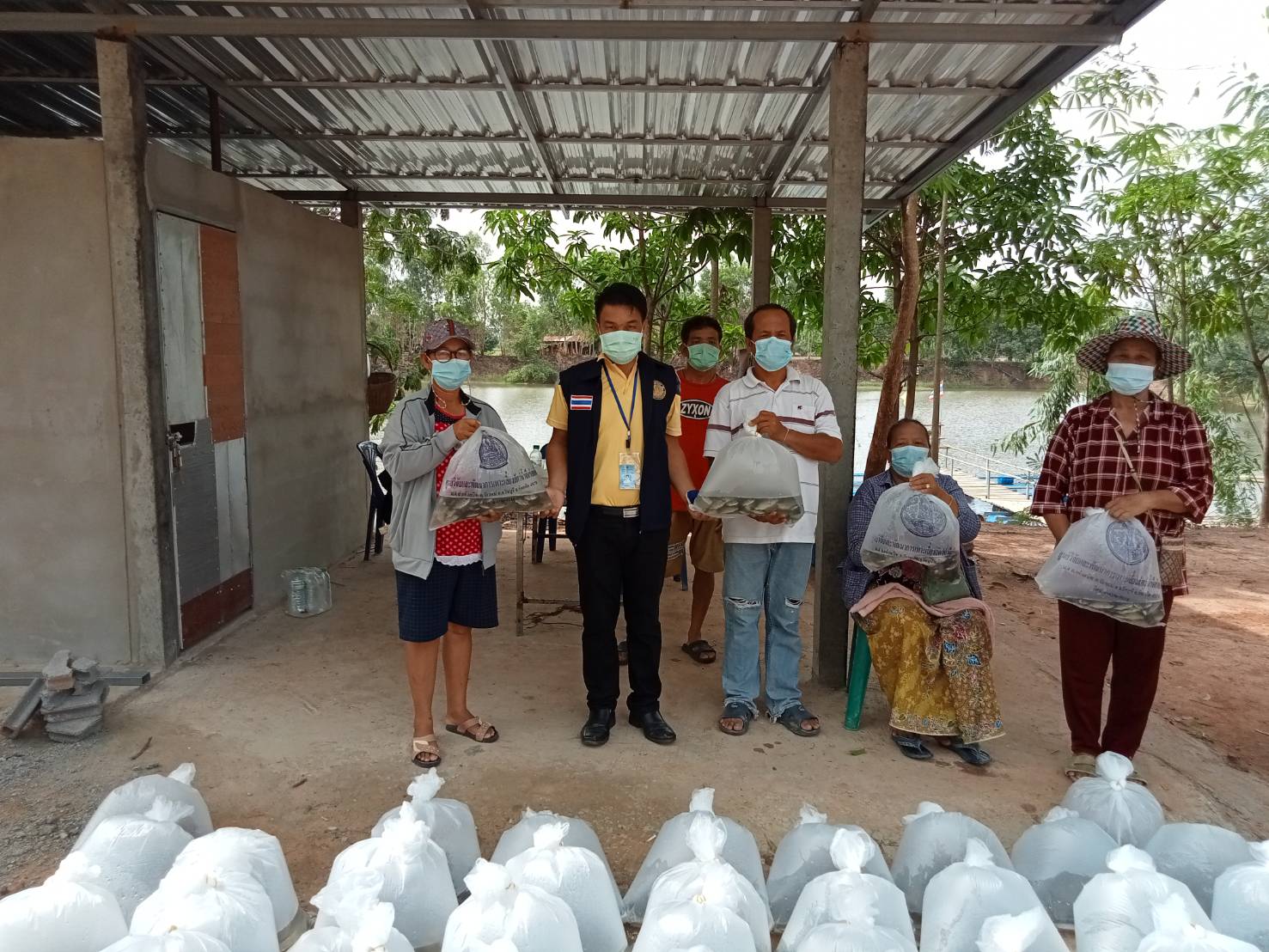 เพื่อมอบพันธุ์สัตว์น้ำ และร่วมประเมินสัตว์น้ำในแหล่งน้ำ โครงการธนาคารสินค้าเกษตรฯ ณ หนองม้อง  อำเภอจังหาร จังหวัดร้อยเอ็ด..คลิก