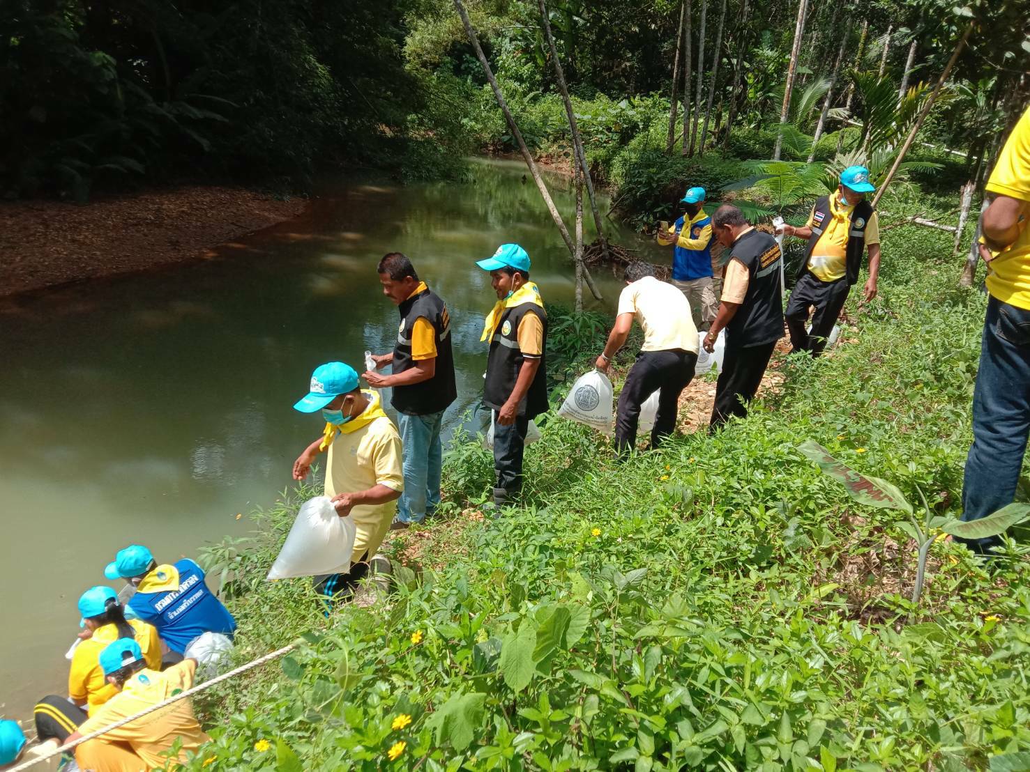 กลุ่มบริหารจัดการด้านการประมง ร่วมปล่อยพันธุ์สัตว์น้ำเพื่อเพิ่มผลผลิตสัตว์น้ำในแหล่งน้ำธรรมชาติพื้นที่อำเภอศรีบรรพต