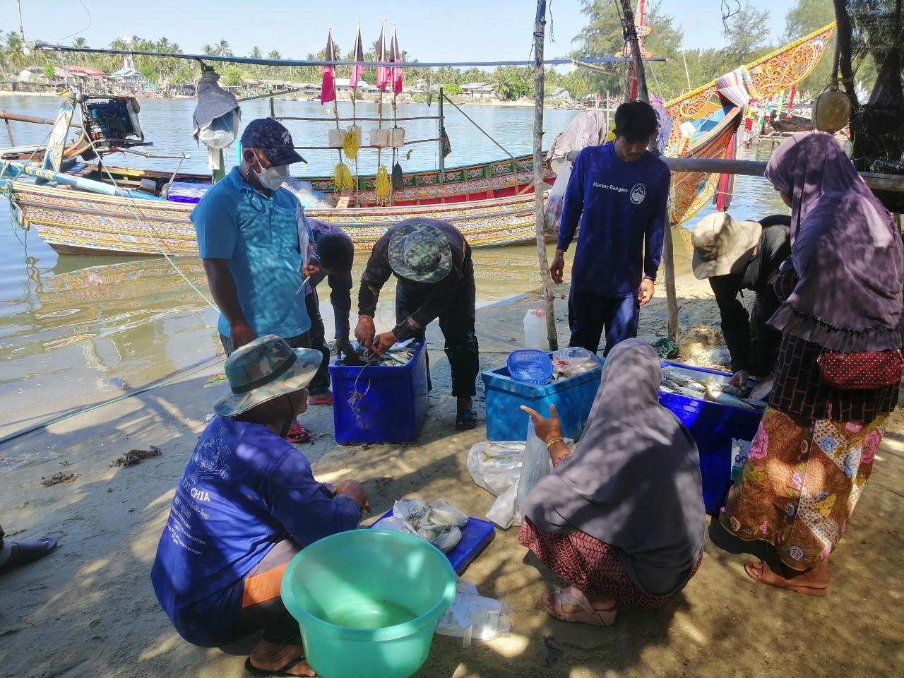 เจ้าหน้าที่ศูนย์วิจัยและพัฒนาประมงทะเลสงขลา ออกปฏิบัติงานเก็บรวบรวมข้อมูลสภาวะการทำประมงพื้นบ้านในพื้นที่จังหวัดปัตตานี ประจำเดือนเมษายน 2565 ณ ท่าขึ้นสัตว์น้ำในหมู่บ้านชาวประมง..คลิก