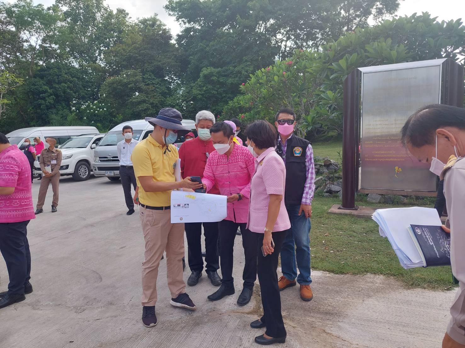วันที่ 17 พฤษภาคม 2565 นายบุญหลาย กุลนารัตน์ ประมงจังหวัดหนองบัวลำภู ร่วมตรวจความพร้อมพื้นที่รับเสด็จพระบาทสมเด็จพระเจ้าอยู่หัว และสมเด็จพระนางเจ้าฯ พระบรมราชินี เสด็จพระราชดำเนินทรงเปิดแพรคลุมป้าย..คลิก