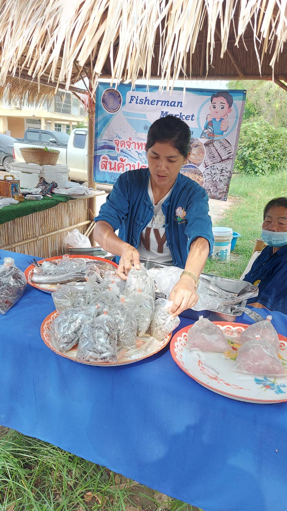 ประมงอำเภอหนองบัว ออกตรวจเยี่ยมเกษตรผู้จำหน่ายสินค้าประมง ตามโครงการ Fisherman Market ณ ตลาดสินค้าอาหารปลอดภัย หน้าที่ว่าการอำเภอหนองบัว และตรวจเยี่ยมเกษตรกรโครงการส่งเสริมเกษตรทฤษฏีใหม่ด้านการประมง ในพื้นที่อำเภอหนองบัว จังหวัดนครสวรรค์..คลิก