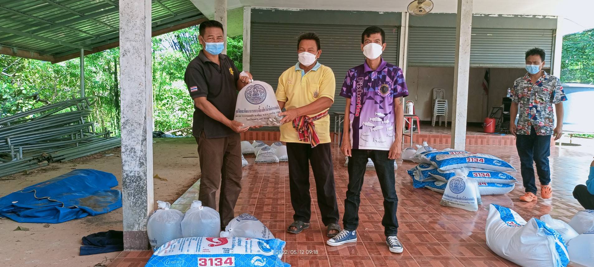 มอบการสนับสนุนปัจจัยการผลิตตามโครงการฯ ได้แก่พันธุ์ปลากินพืช จำนวน1,600ตัวต่อราย..คลิก