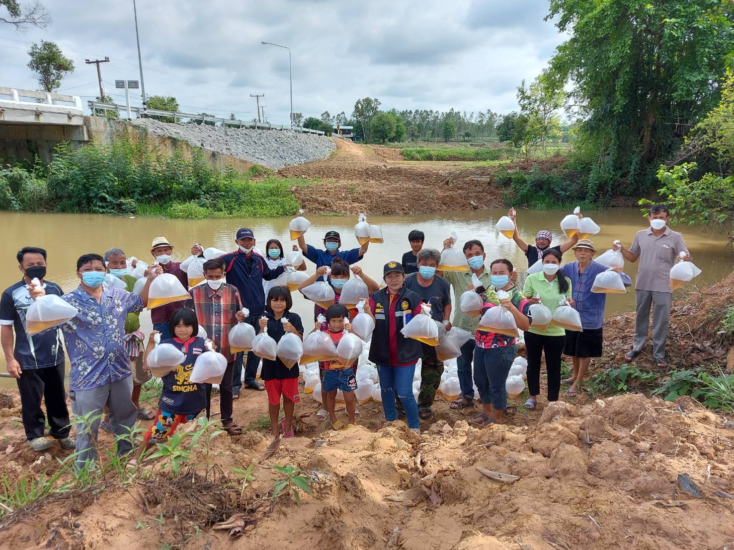 ประมงอำเภอเขมราฐ ออกปฏิบัติราชการปล่อยพันธุ์กุ้งก้ามกราม จำนวน 200,000 ตัว ร่วมกับกำนัน ผู้ใหญ่บ้าน สมาชิกสภาเทศบาลตำบลหนองนกทา และชาวบ้านนายูง ณ ชลประทานห้วยหว้า  ..คลิก
