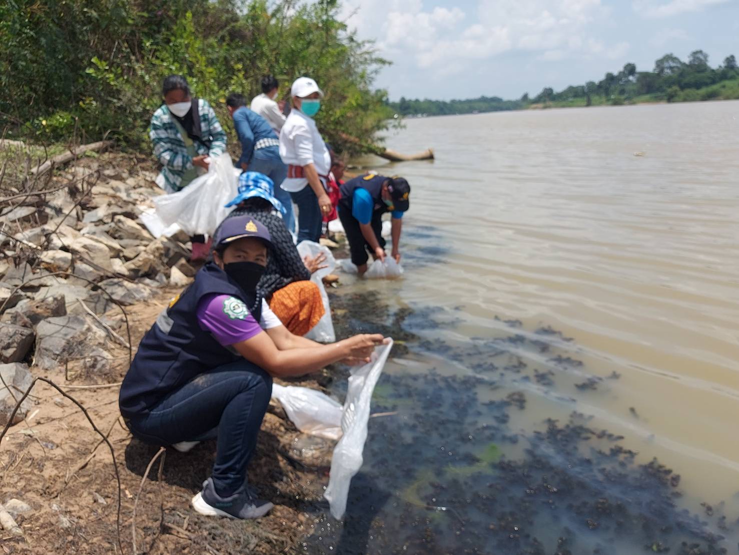 ประมงอำเภอวารินชำราบ ร่วมส่งมอบและปล่อยพันธุ์กุ้งก้ามกราม ตามโครงการบริหารจัดการทรัพยากรประมง (ผลิตพันธุ์สัตว์น้ำเพื่อปล่อยแหล่งน้ำธรรมชาติ) ประจำปีงบประมาณ 2565 ในพื้นที่ริมแม่น้ำมูล อ.วารินชำราบ..คลิก