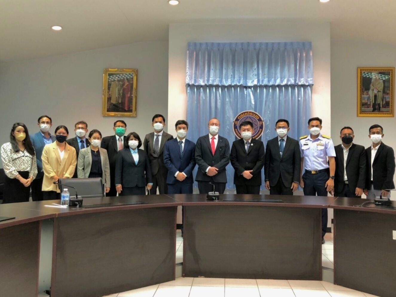 นายถาวร ทันใจ รองอธิบดีกรมประมง พร้อมคณะผู้บริหาร กรมประมง ให้การต้อนรับนายสตีฟ เทรนท์ (Mr. Steve Trent) ผู้ก่อตั้งและประธานเจ้าหน้าที่บริหารมูลนิธิความยุติธรรมเชิงสิ่งแวดล้อม (Environmental Justice Foundation : EJF) พร้อมคณะทีมงาน