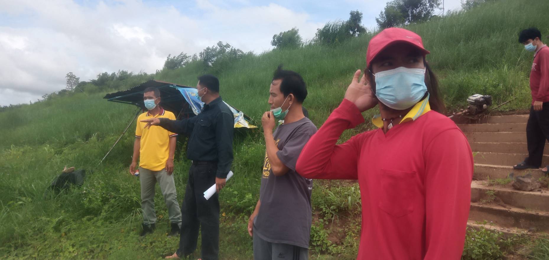 ประมงอำเภอเขมราฐ ลงพื้นที่ดำเนินการรับคำขอรับใบอนุญาตให้ทำการเพาะเลี้ยงสัตว์น้ำซึ่งเป็นที่สาธารณสมบัติของแผ่นดิน ประเภทเลี้ยงปลาในกระชัง ณ ศาลากลางบ้านหนองวิไล หมู่ 11 ตำบลเขมราฐ อำเภอเขมราฐ..คลิก