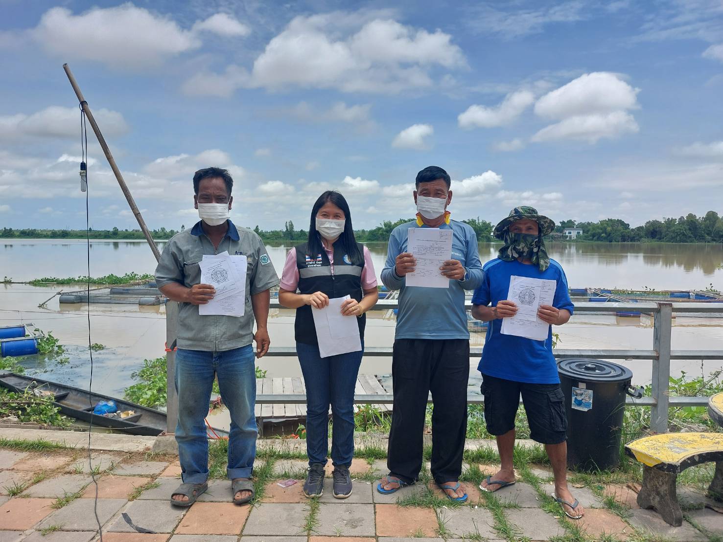 ประมงอำเภอสิรินธรลงพื้นที่ ให้บริการรับคำขอรับใบอนุญาตให้ทำการเพาะเลี้ยงสัตว์น้ำในที่จับสัตว์น้ำ ซึ่งเป็นสาธารณสมบัติของแผ่นดิน (เลี้ยงปลากระชังในแม่น้ำมูล)..คลิก