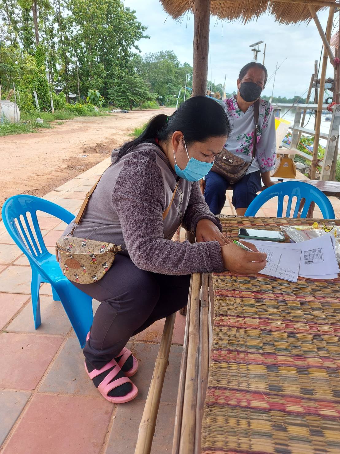 ประมงอำเภอพิบูลมังสาหาร ลงพื้นบ้านคันลึม ตำบลทรายมูล อำเภอพิบูลมังสาหาร รับคำขออนุญาตเลี้ยงปลากระชังในแม่น้ำมูล..คลิก